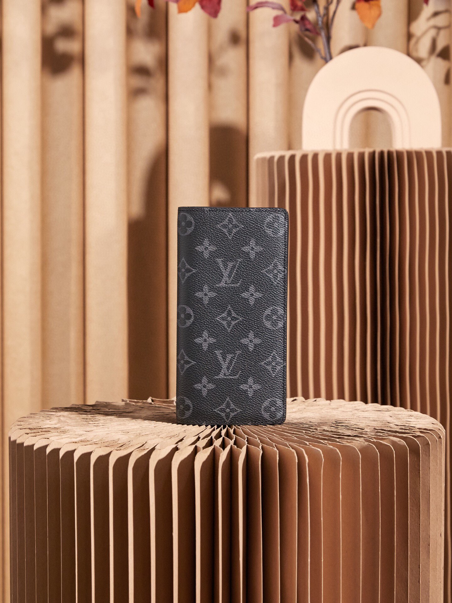 原单 👉nfc163C01动态芯片版👈 
【顶级免检 】BRAZZA 钱夹
M61697黑花 西装夹长夹 这款Monogram帆布制作的Brazza钱包散发着势不可挡的阳刚之气。空间充足，功能齐全，可轻易地收纳入外套口袋。可以装零钱、信用卡和纸币 1个带撑板隔层、可存放纸币、1个大号拉链隔层、可存放硬币、贴袋设计可存放纸币和票据、1个身份证或名片插槽、16个信用卡槽，66540尺寸（长度x高x宽）10 X19 X2厘米 配礼盒