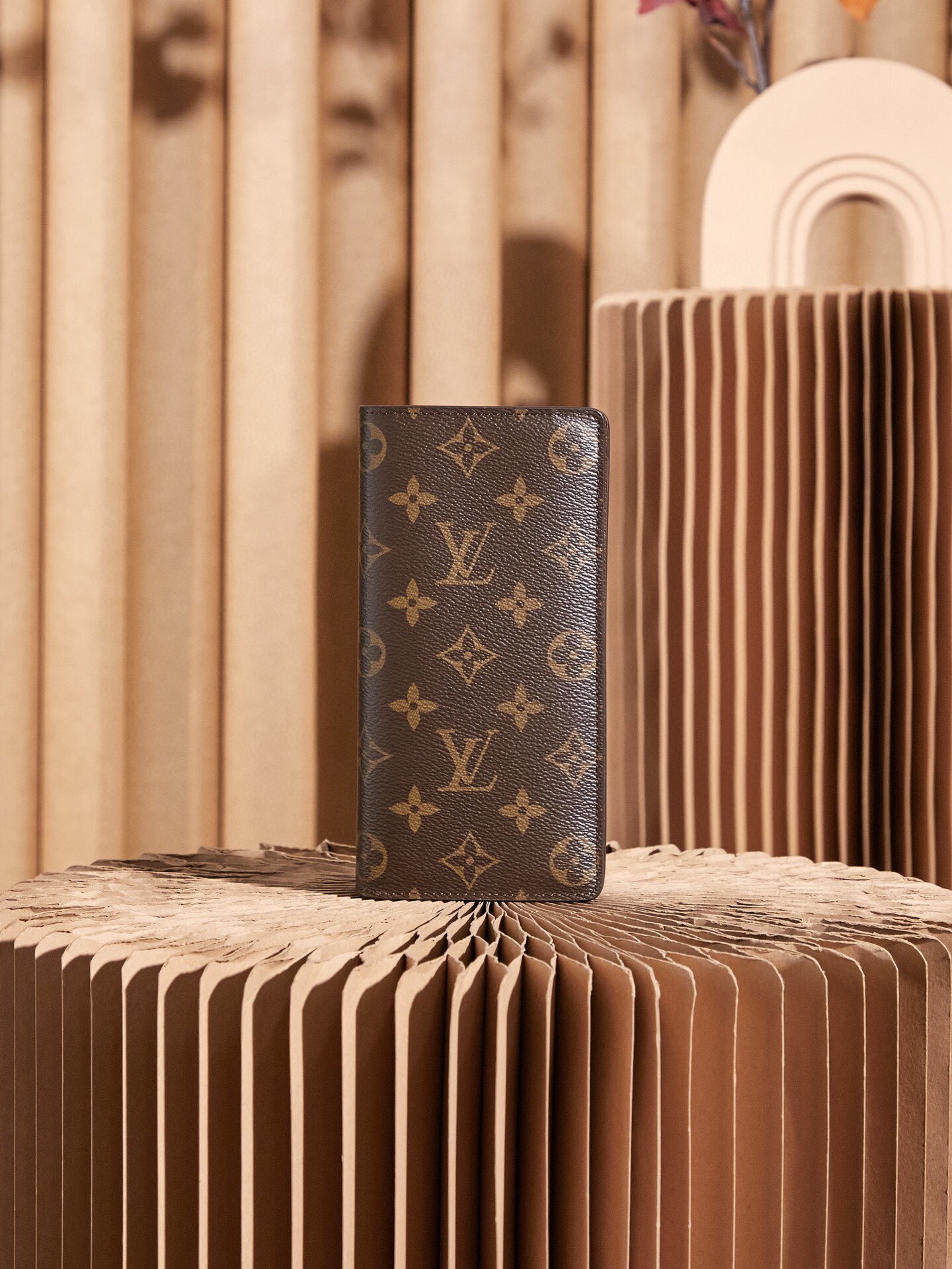 原单 👉nfc163C01动态芯片版👈 
【顶级免检 】BRAZZA 钱夹
M66540 老花 西装夹长夹 这款Monogram帆布制作的Brazza钱包散发着势不可挡的阳刚之气。空间充足，功能齐全，可轻易地收纳入外套口袋。可以装零钱、信用卡和纸币 1个带撑板隔层、可存放纸币、1个大号拉链隔层、可存放硬币、贴袋设计可存放纸币和票据、1个身份证或名片插槽、16个信用卡槽，尺寸（长度x高x宽）10 X19 X2厘米 配礼盒