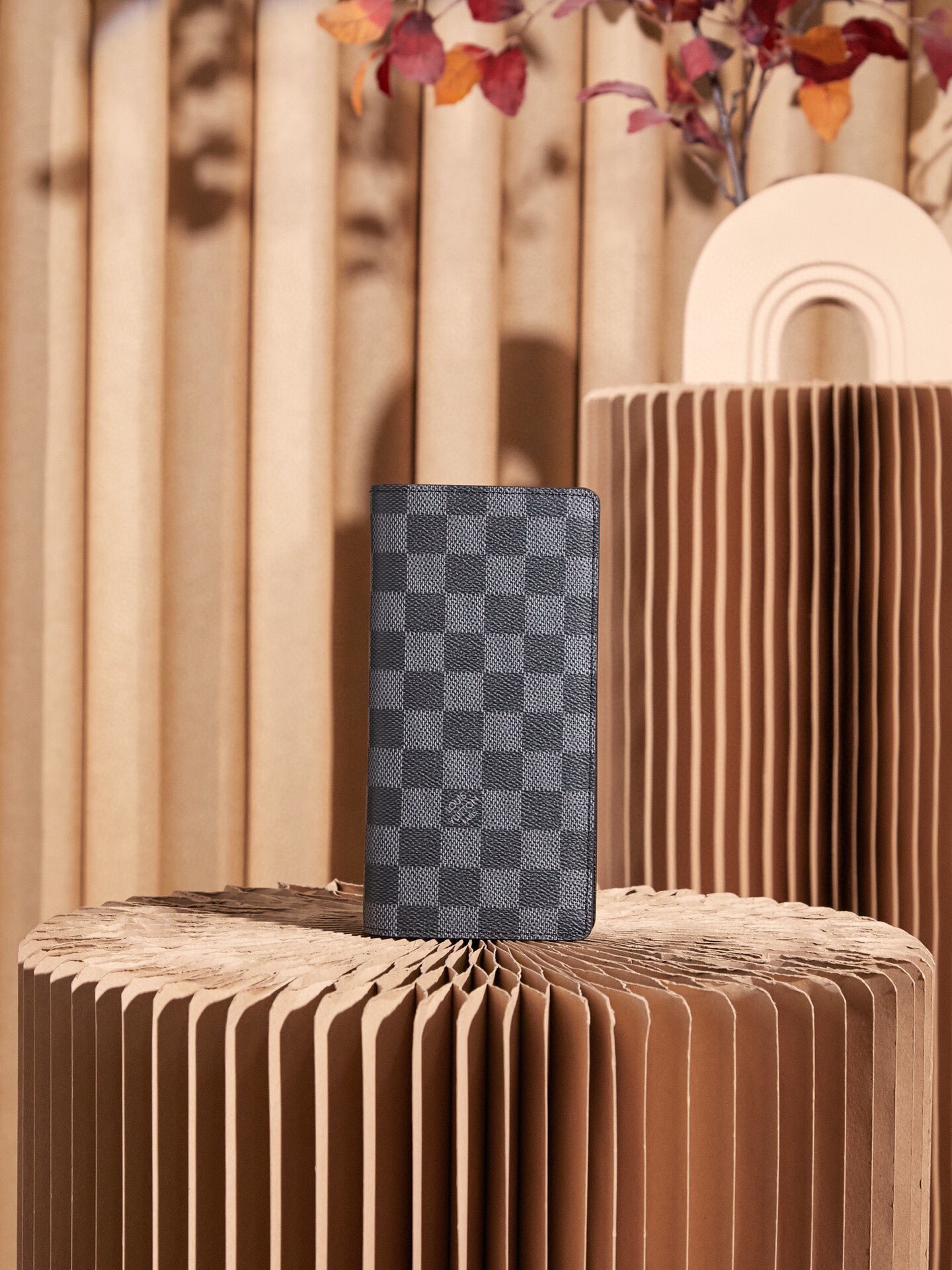 原单 👉nfc163C01动态芯片版👈 
【顶级免检 】BRAZZA 钱夹
N62665 黑格 西装夹长夹 这款Monogram帆布制作的Brazza钱包散发着势不可挡的阳刚之气。空间充足，功能齐全，可轻易地收纳入外套口袋。可以装零钱、信用卡和纸币 1个带撑板隔层、可存放纸币、1个大号拉链隔层、可存放硬币、贴袋设计可存放纸币和票据、1个身份证或名片插槽、16个信用卡槽，66540尺寸（长度x高x宽）10 X19 X2厘米 配礼盒