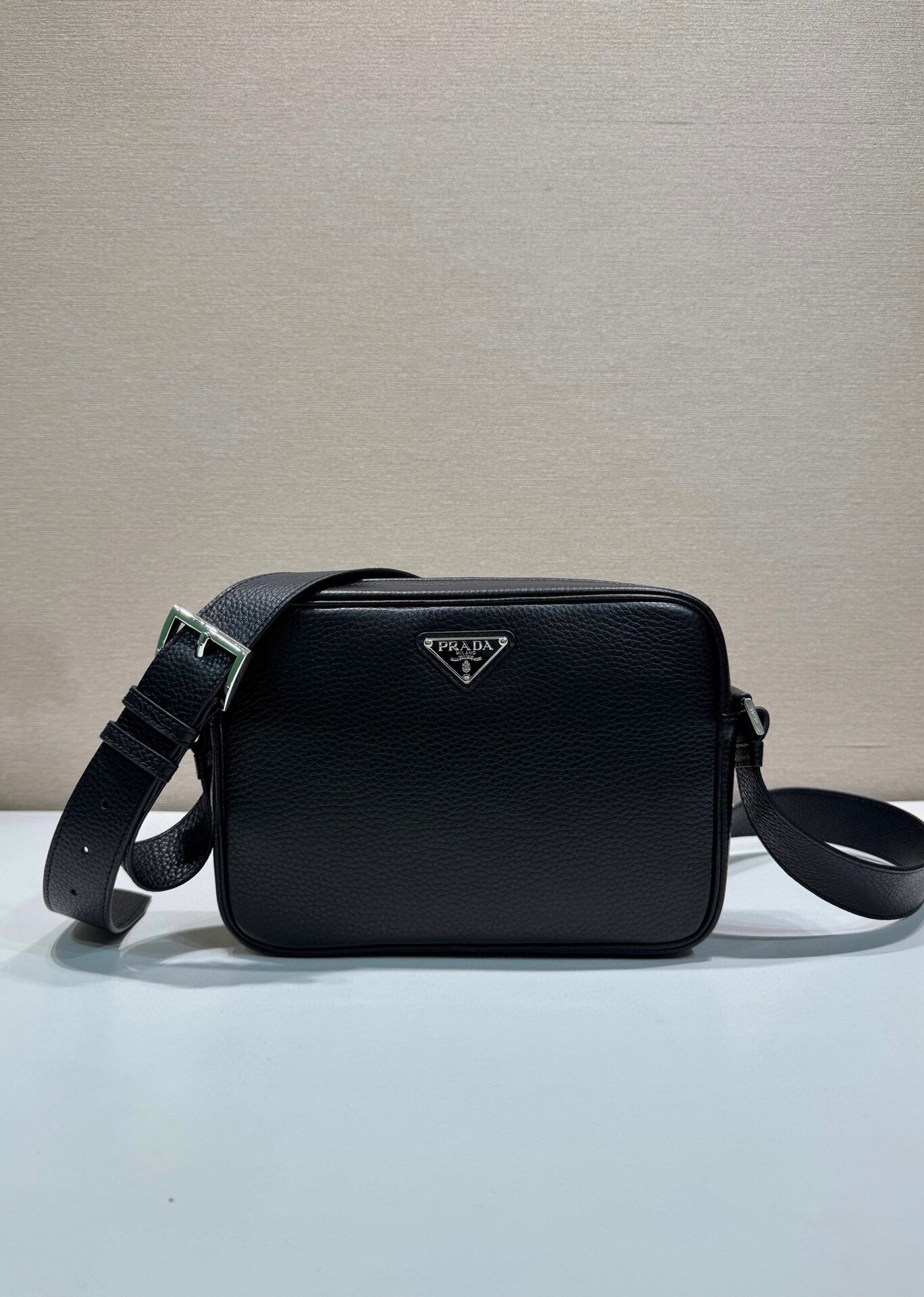 🎉新品盒子包🎉2VH189🎉🎉这款单肩包简约小巧，精致百搭，选用质感柔软细腻的皮革制成。装饰以标志性的三