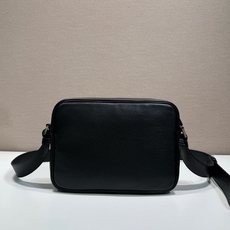 🎉新品盒子包🎉2VH189🎉🎉这款单肩包简约小巧,精致百搭,选用质感柔软细腻的皮革制成。装饰以标志性的三 🎉新品盒子包🎉2VH189🎉🎉这款单肩包简约小巧,精致百搭,选用质感柔软细腻的皮革制成。装饰以标志性的三