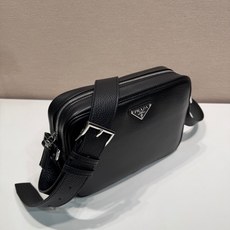🎉新品盒子包🎉2VH189🎉🎉这款单肩包简约小巧,精致百搭,选用质感柔软细腻的皮革制成。装饰以标志性的三 🎉新品盒子包🎉2VH189🎉🎉这款单肩包简约小巧,精致百搭,选用质感柔软细腻的皮革制成。装饰以标志性的三