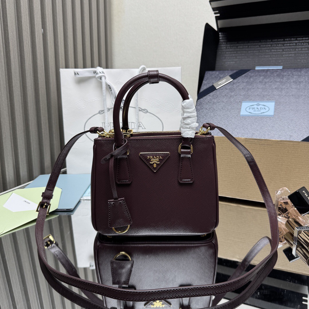 🎉mini杀手🎉1BA906，这款Galleria手袋采用标志性的Saffiano皮革制作，配有一条可拆