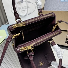 🎉mini杀手🎉1BA906,这款Galleria手袋采用标志性的Saffiano皮革制作,配有一条可拆 🎉mini杀手🎉1BA906,这款Galleria手袋采用标志性的Saffiano皮革制作,配有一条可拆