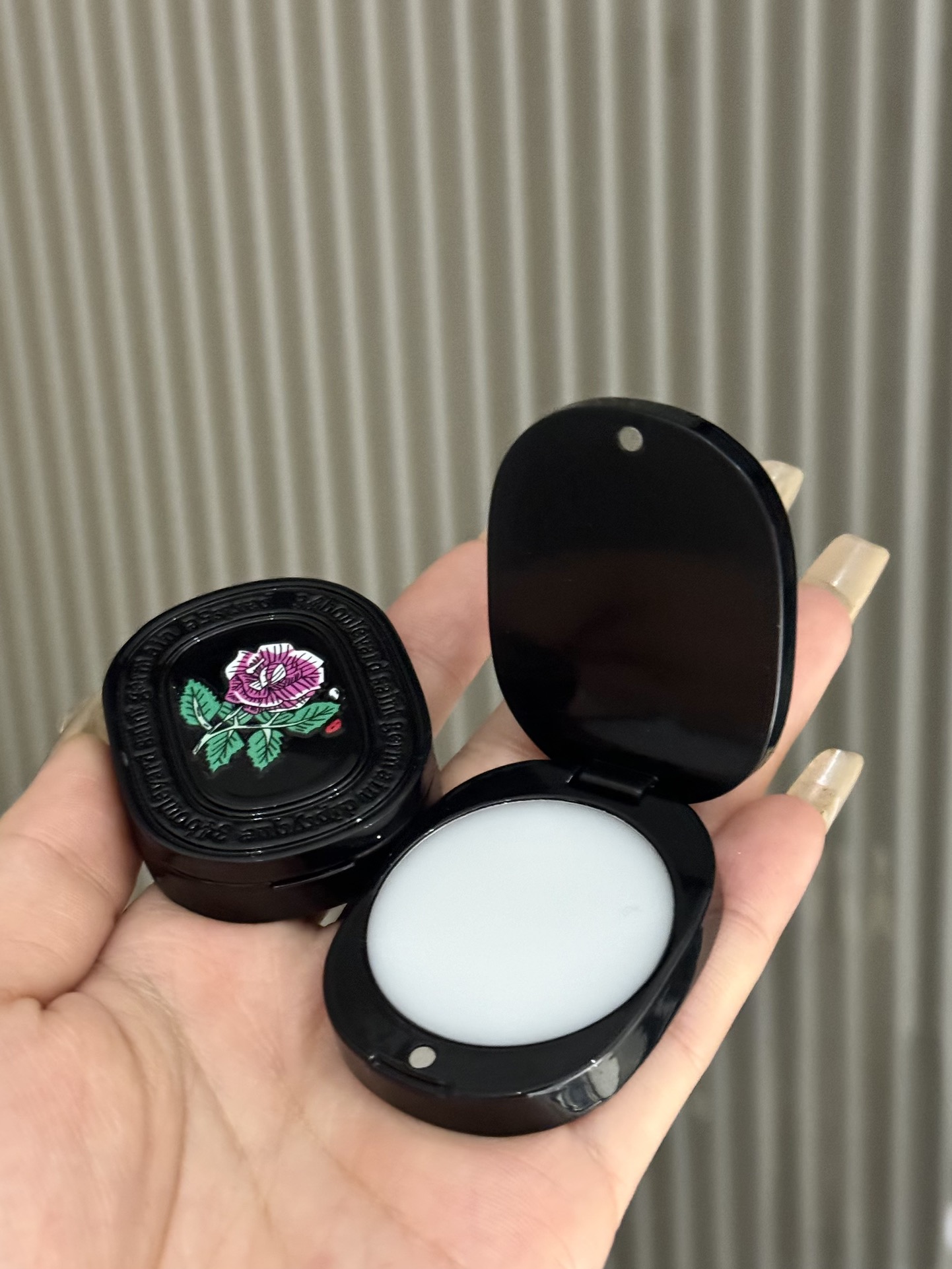 this portable piece fits seamlessly into any handbag with minimal - Comprehensive 7