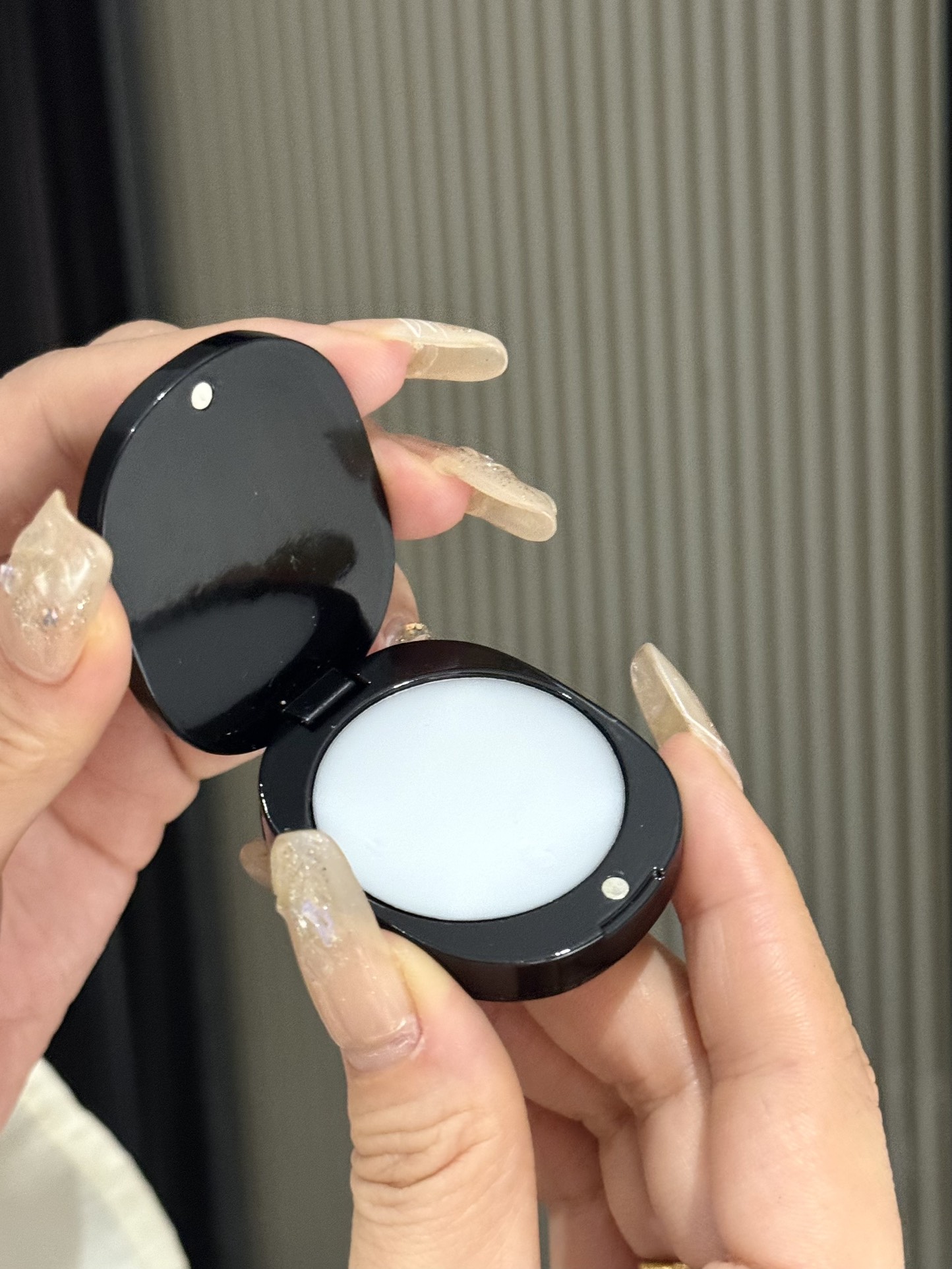 this portable piece fits seamlessly into any handbag with minimal - Comprehensive 4