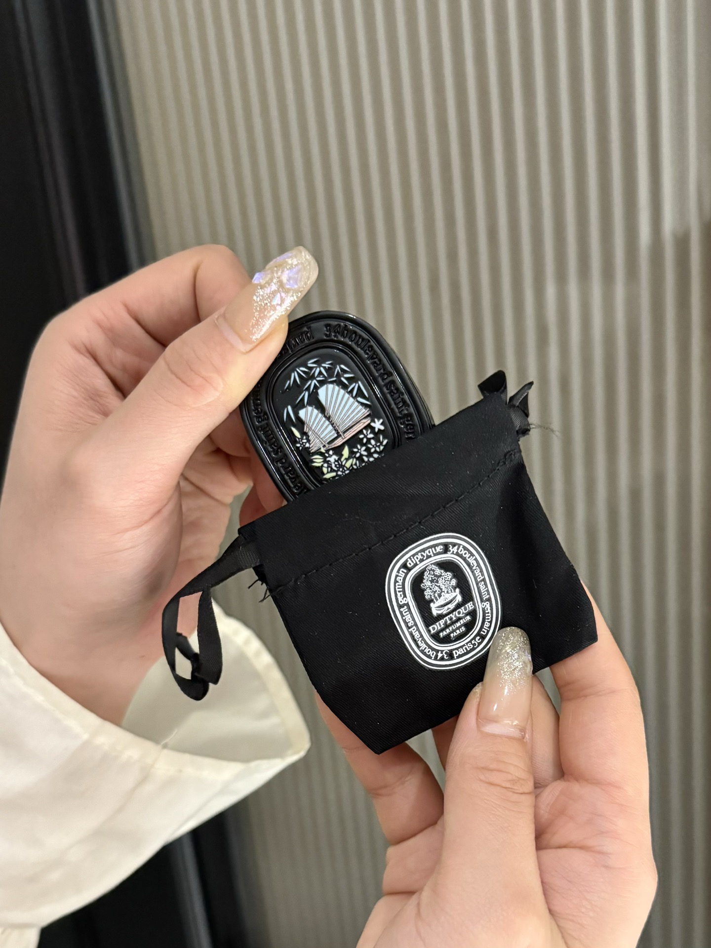 this portable piece fits seamlessly into any handbag with minimal - Comprehensive 8