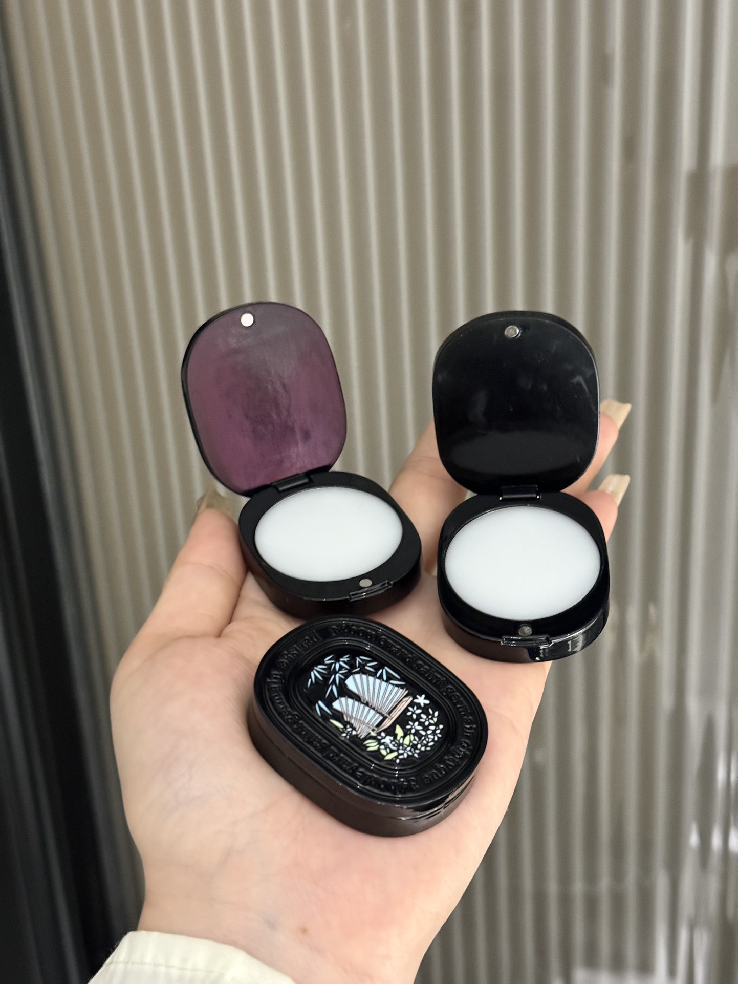 this portable piece fits seamlessly into any handbag with minimal - Comprehensive 5