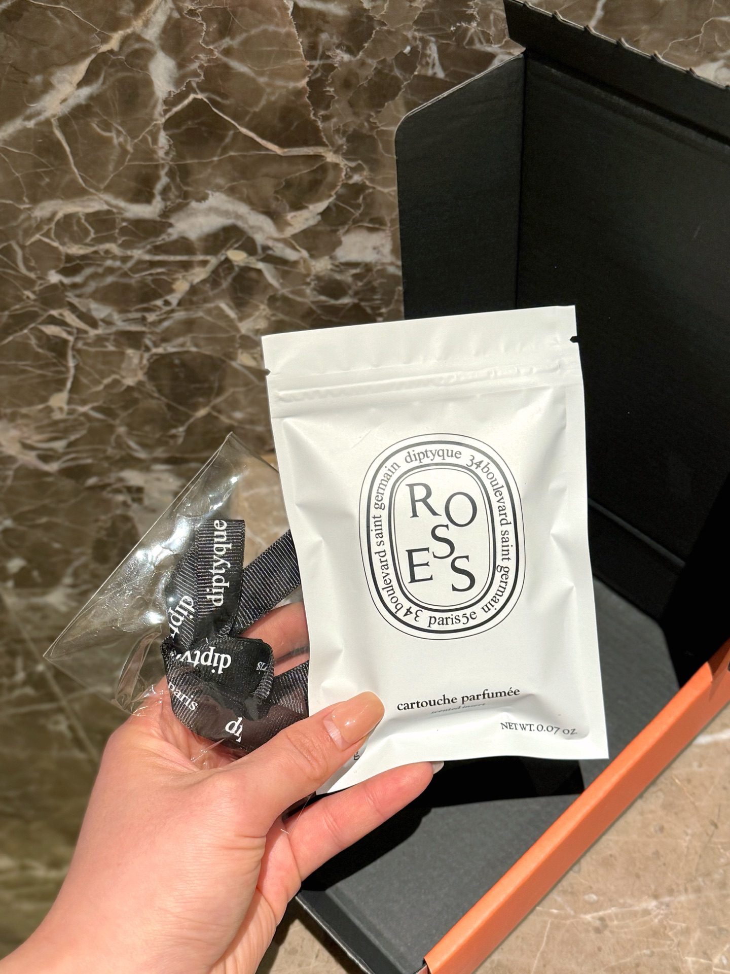 ⚫️&nbsp;越闻越上头&mdash;&mdash;每一个香型都是满满的高级香
每次闻到它总能让焦虑的心情放松下来，跟哈曼卡顿环绕声一起，身心进入全新状态，如果你也喜欢：高级、木质、中性、清爽调调的香氛，那这款车载香薰真的可以闭眼入