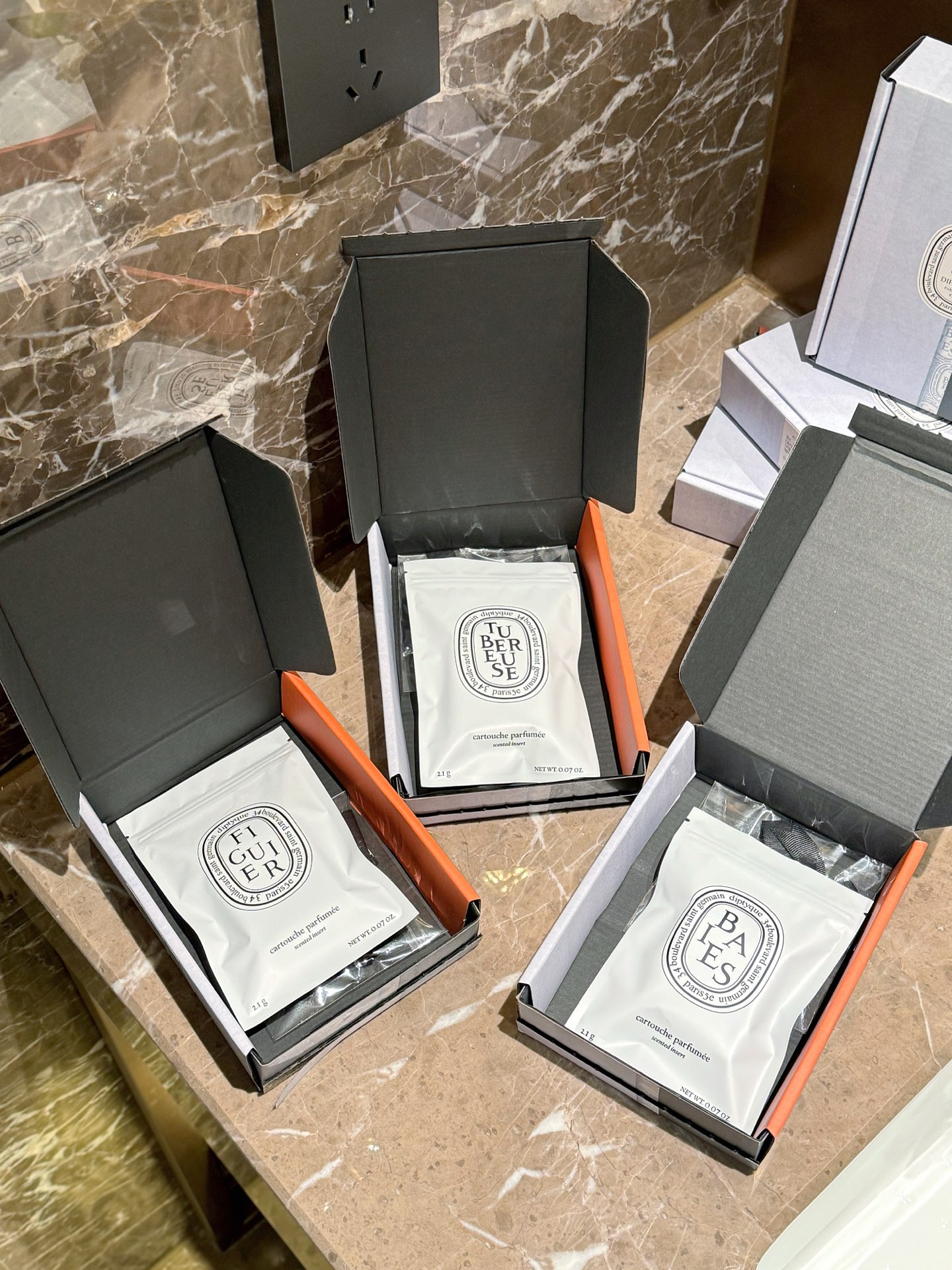 ⚫️&nbsp;越闻越上头&mdash;&mdash;每一个香型都是满满的高级香
每次闻到它总能让焦虑的心情放松下来，跟哈曼卡顿环绕声一起，身心进入全新状态，如果你也喜欢：高级、木质、中性、清爽调调的香氛，那这款车载香薰真的可以闭眼入