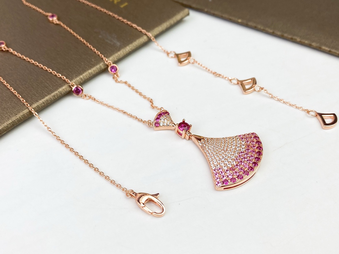 💰238🌟BVLGARI宝格丽渐变彩钻裙子项链🌟DIVAS DREAM系列项链 美艳绝伦💕粉色蓝宝石加钻石的渐变效果简直美呆了🤩链长45cm💰