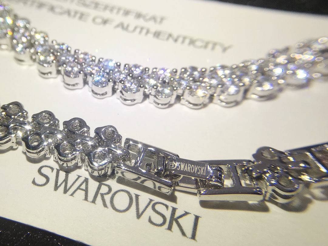 #施华洛世奇#SWAROVSKI满镶水晶手链专柜限量别致亮眼️️采用进口奥地利水晶精心密缀配合专柜一致金