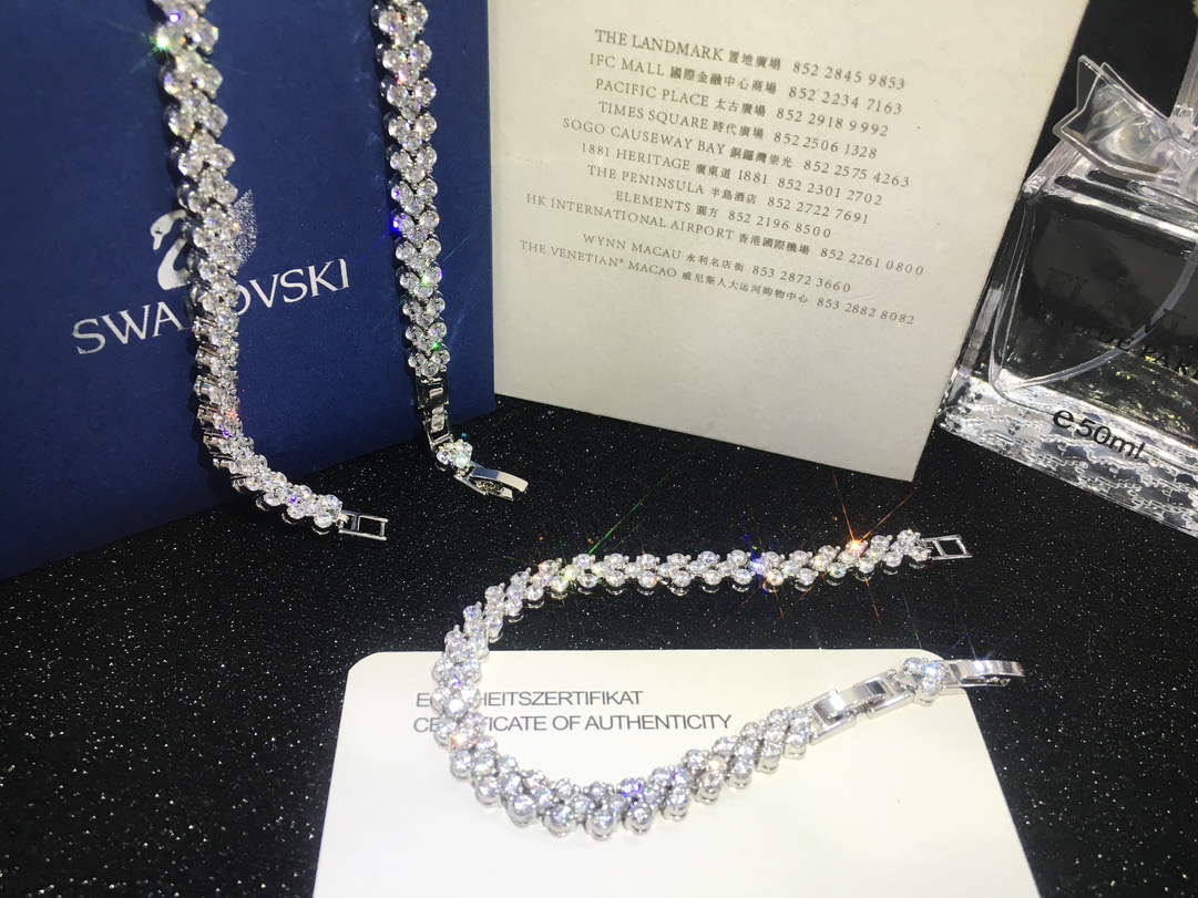#施华洛世奇#SWAROVSKI满镶水晶手链专柜限量别致亮眼️️采用进口奥地利水晶精心密缀配合专柜一致金