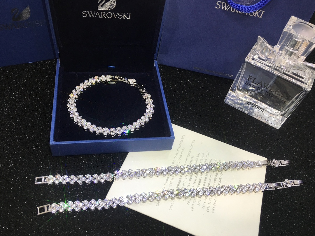 #施华洛世奇#SWAROVSKI满镶水晶手链专柜限量别致亮眼️️采用进口奥地利水晶精心密缀配合专柜一致金