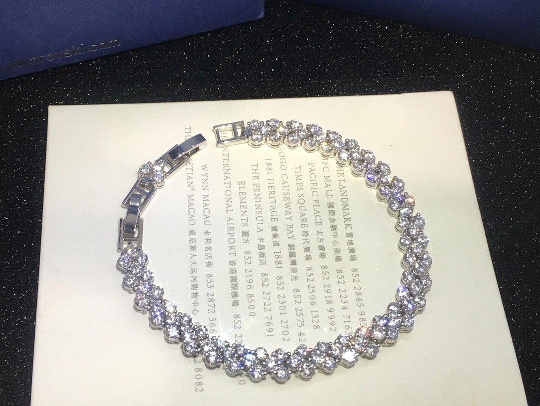 #施华洛世奇#SWAROVSKI满镶水晶手链专柜限量别致亮眼️️采用进口奥地利水晶精心密缀配合专柜一致金