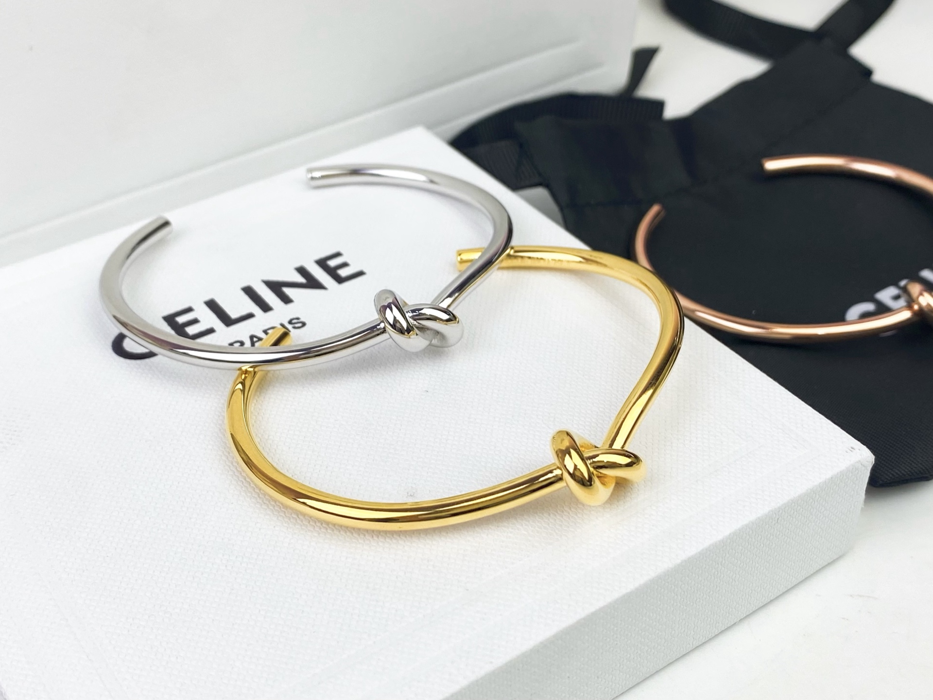 “CELINE’s Delicate Gold Hands: Elegant, Detailed, and Unisex Bonding” - 图片 7