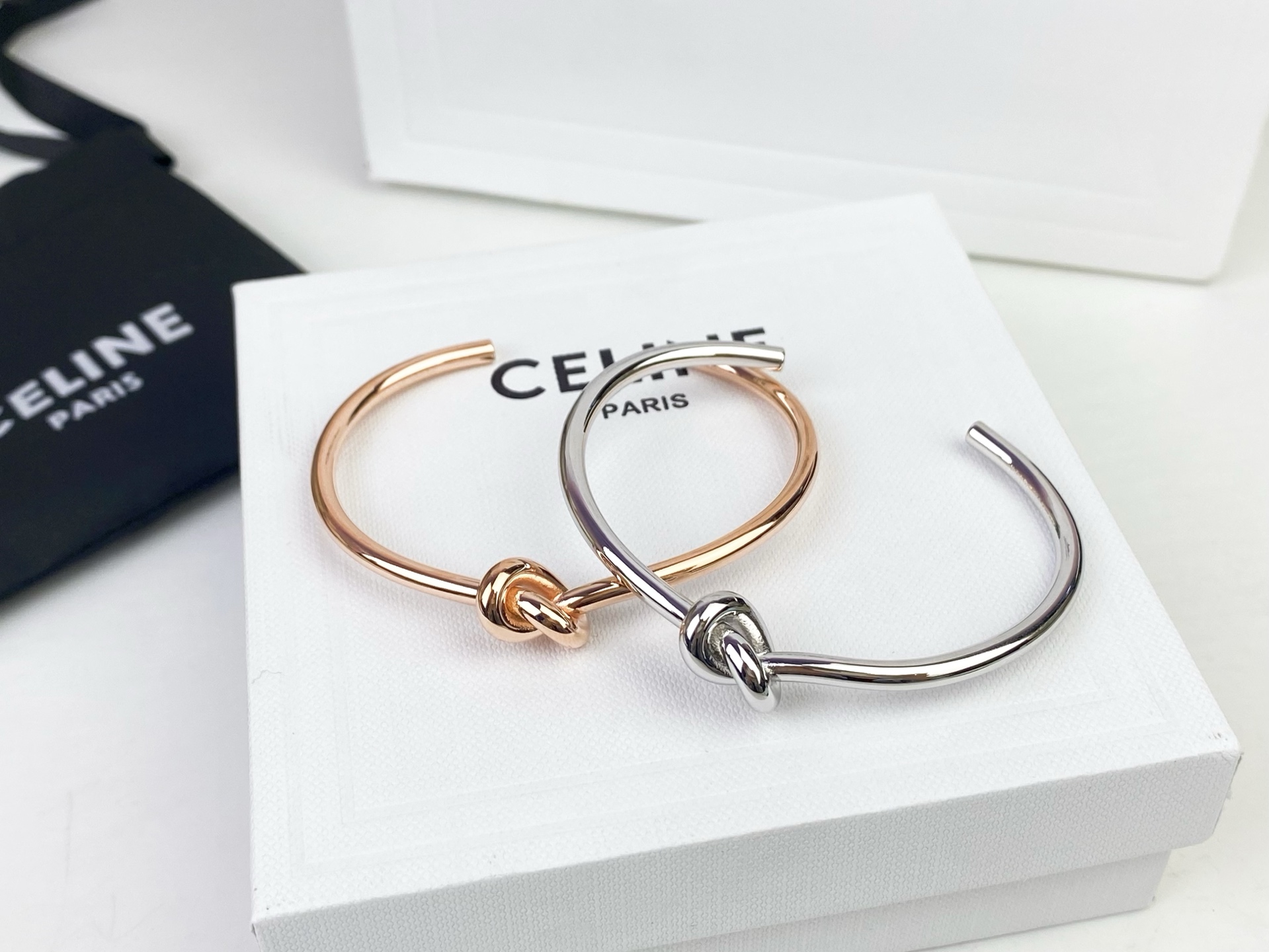 “CELINE’s Delicate Gold Hands: Elegant, Detailed, and Unisex Bonding” - 图片 8