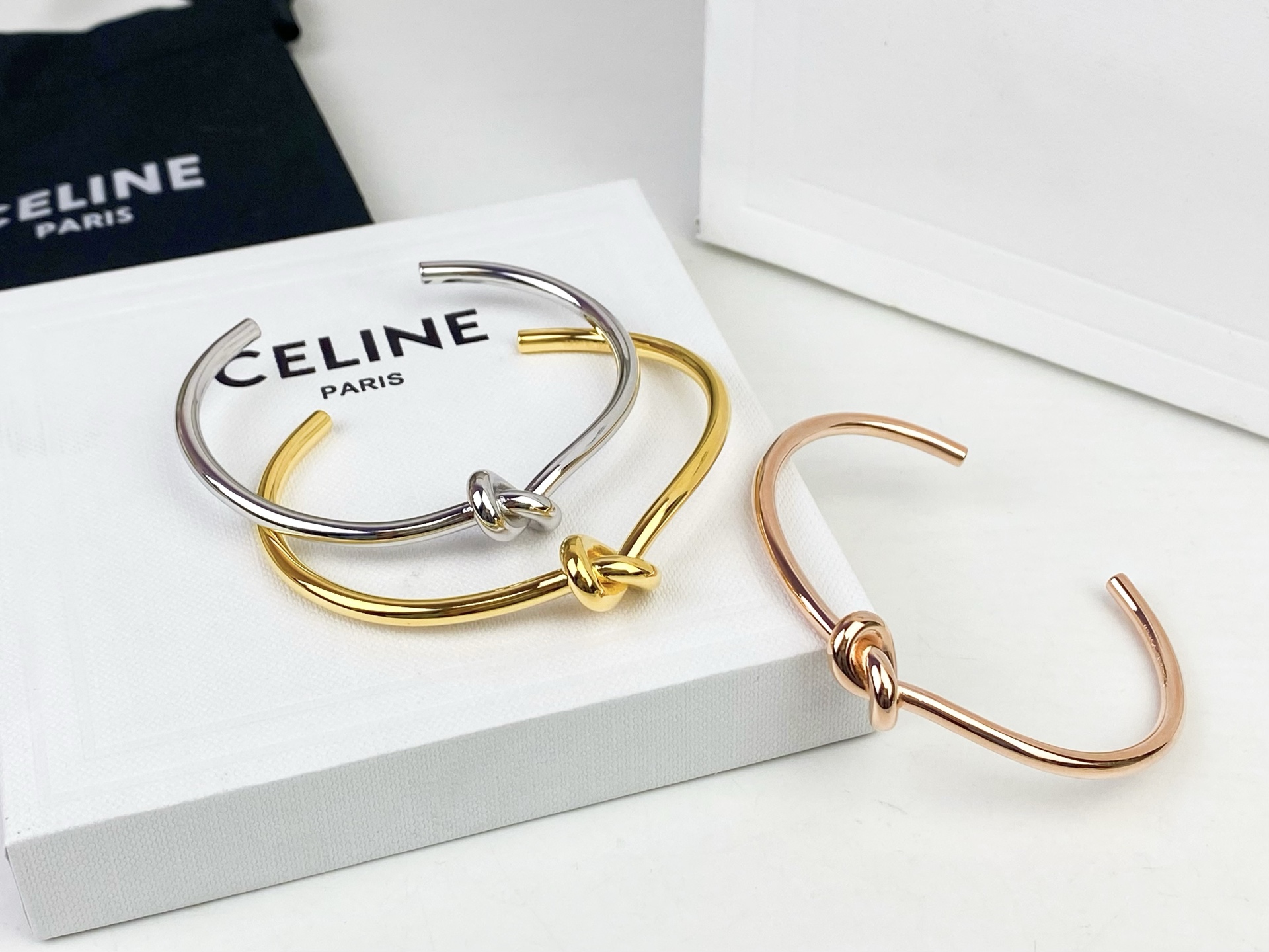 “CELINE’s Delicate Gold Hands: Elegant, Detailed, and Unisex Bonding” - 图片 9