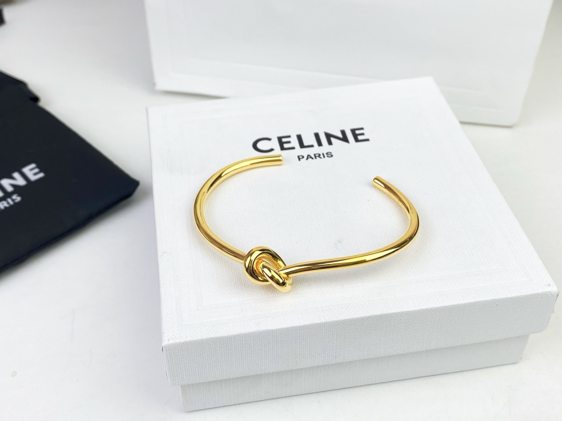 “CELINE’s Delicate Gold Hands: Elegant, Detailed, and Unisex Bonding” - 图片 3