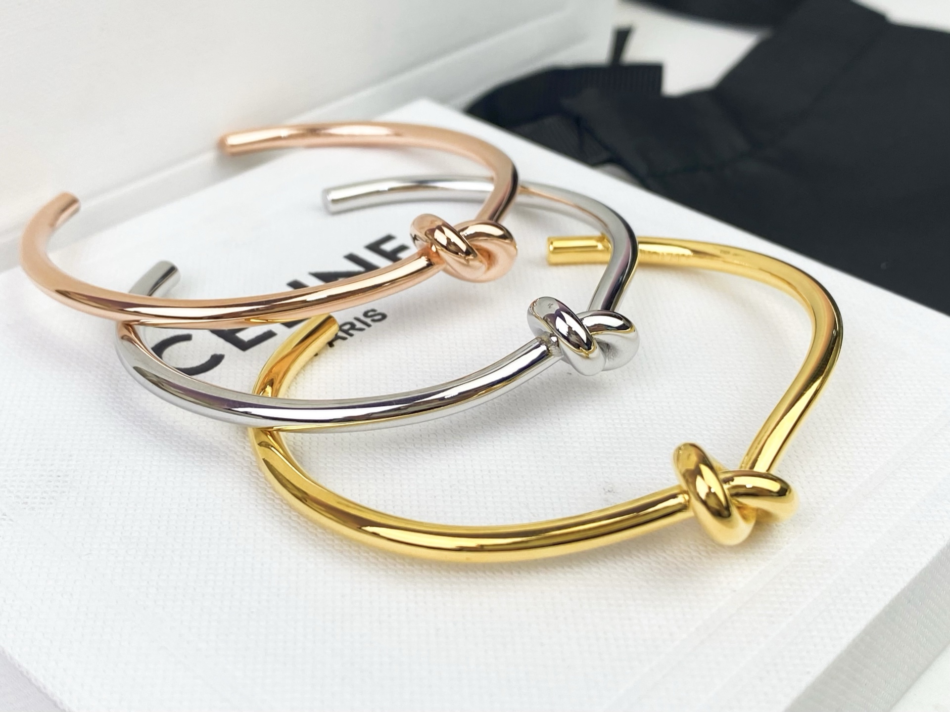 “CELINE’s Delicate Gold Hands: Elegant, Detailed, and Unisex Bonding” - 图片 6