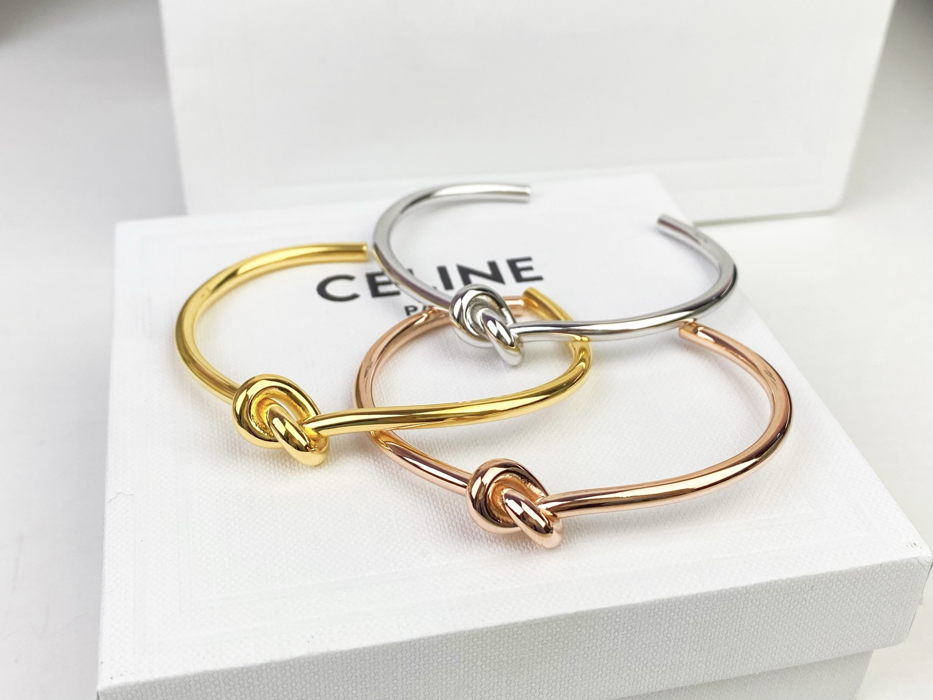 “CELINE’s Delicate Gold Hands: Elegant, Detailed, and Unisex Bonding” - 图片 1