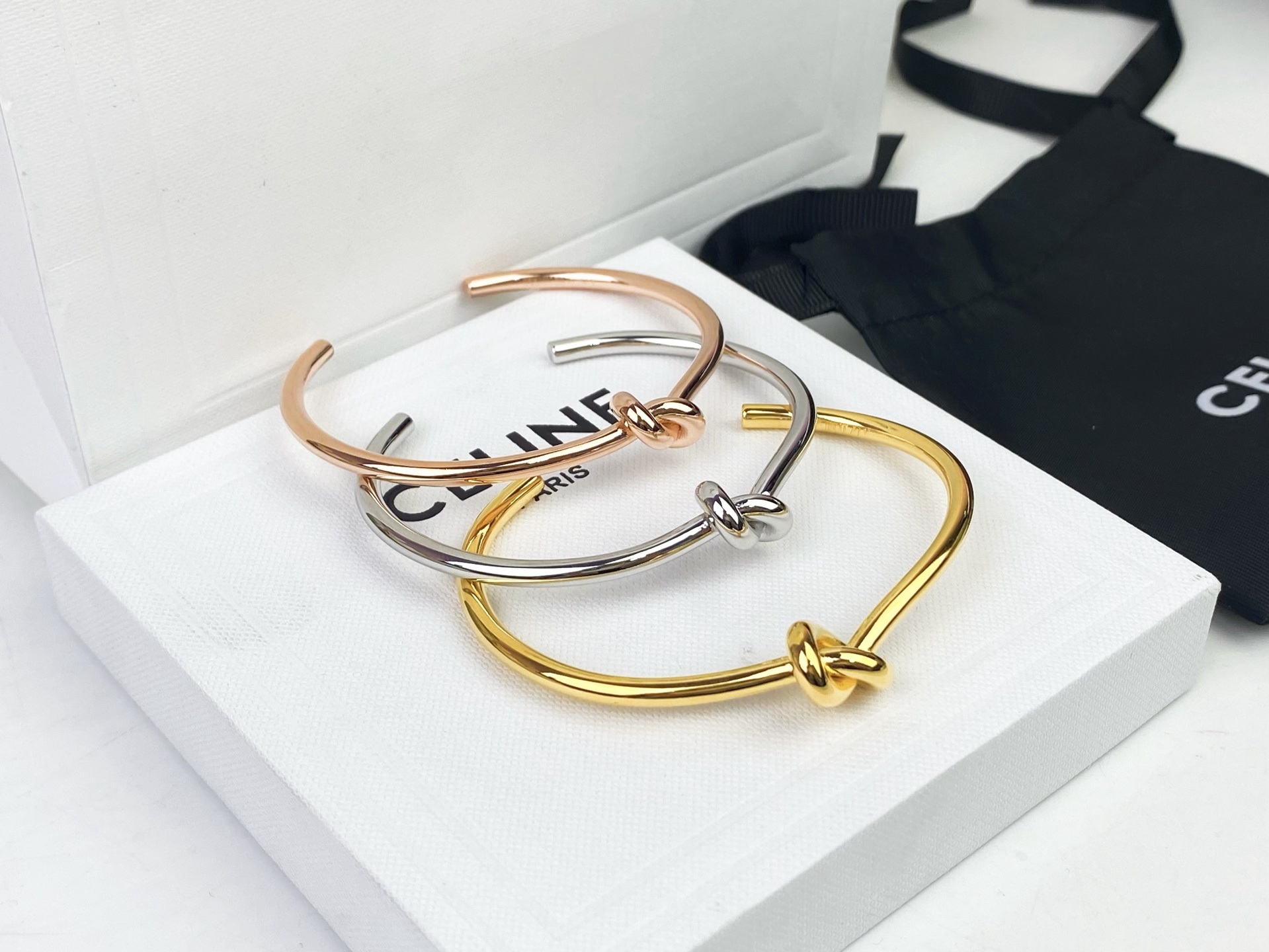“CELINE’s Delicate Gold Hands: Elegant, Detailed, and Unisex Bonding” - 图片 5
