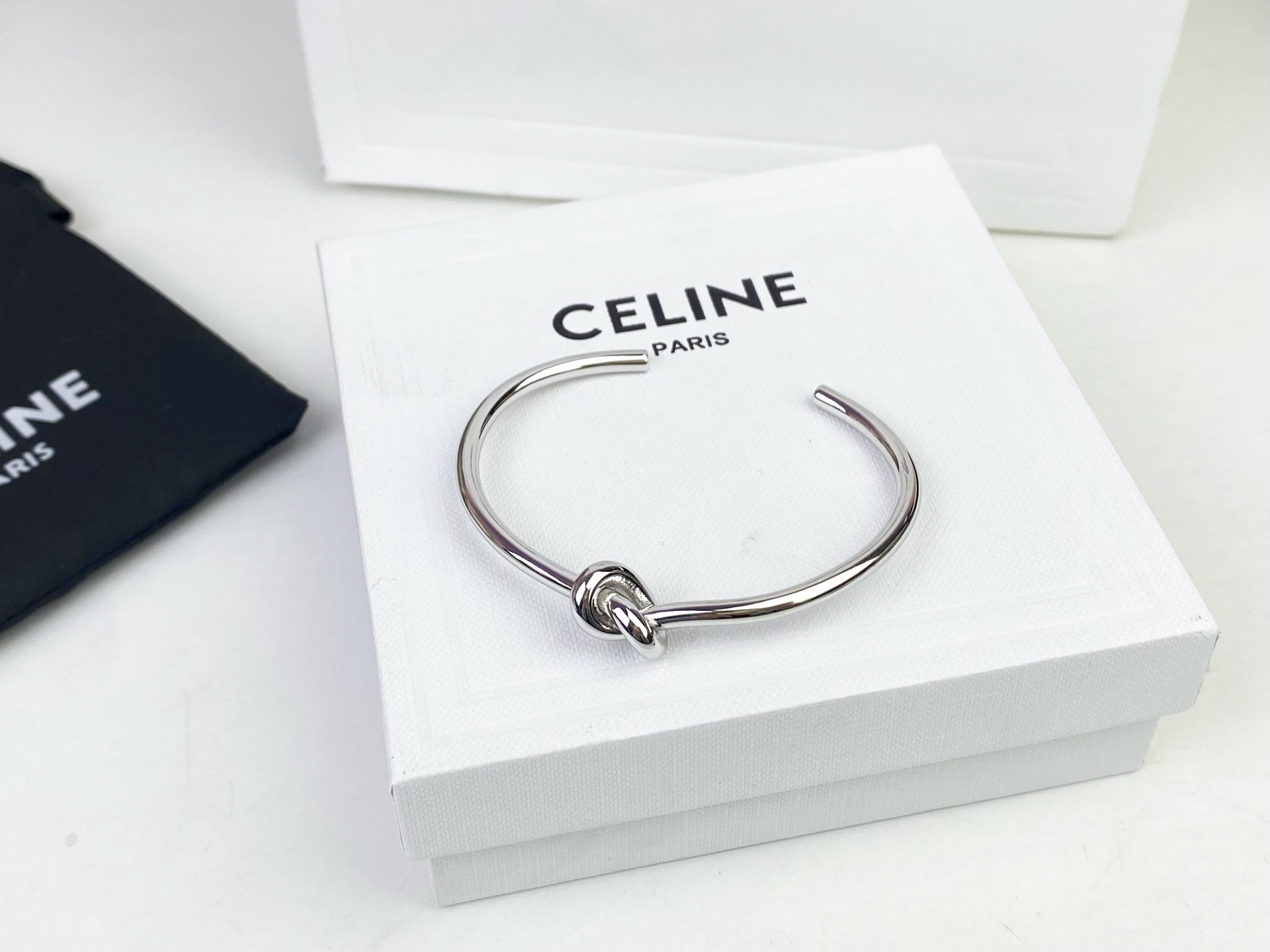 “CELINE’s Delicate Gold Hands: Elegant, Detailed, and Unisex Bonding” - 图片 4