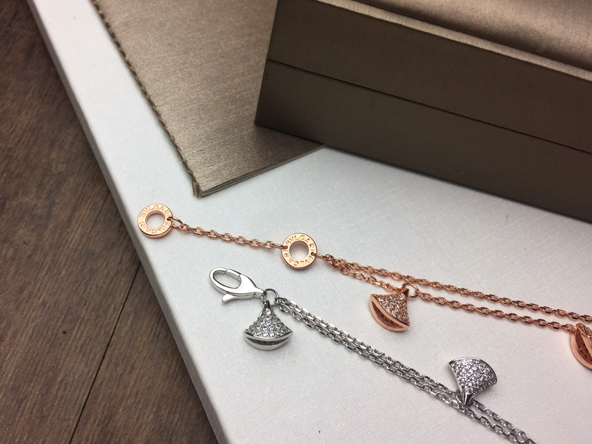 Bvlgari BVLGARI 宝格丽满钻四裙子手链