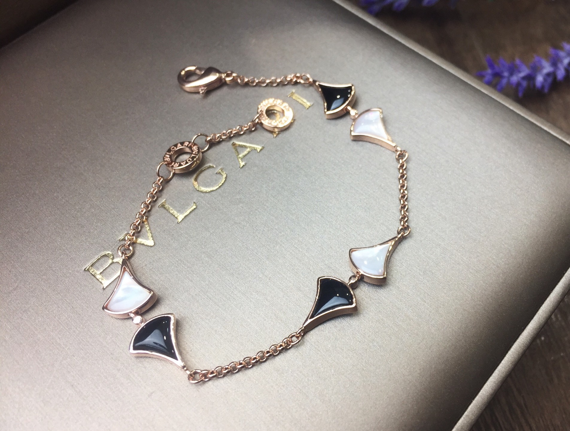 Bvlgari BVLGARI宝格丽黑玛瑙白贝母扇形手链