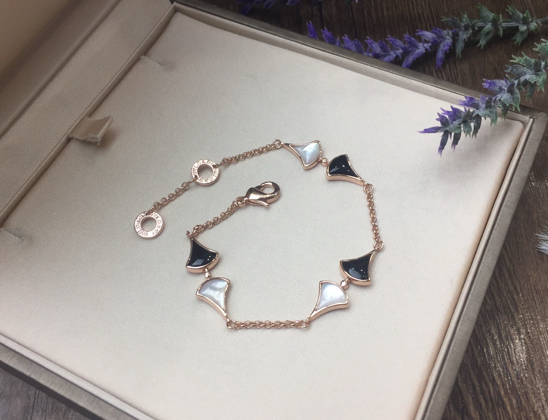 Bvlgari BVLGARI宝格丽黑玛瑙白贝母扇形手链