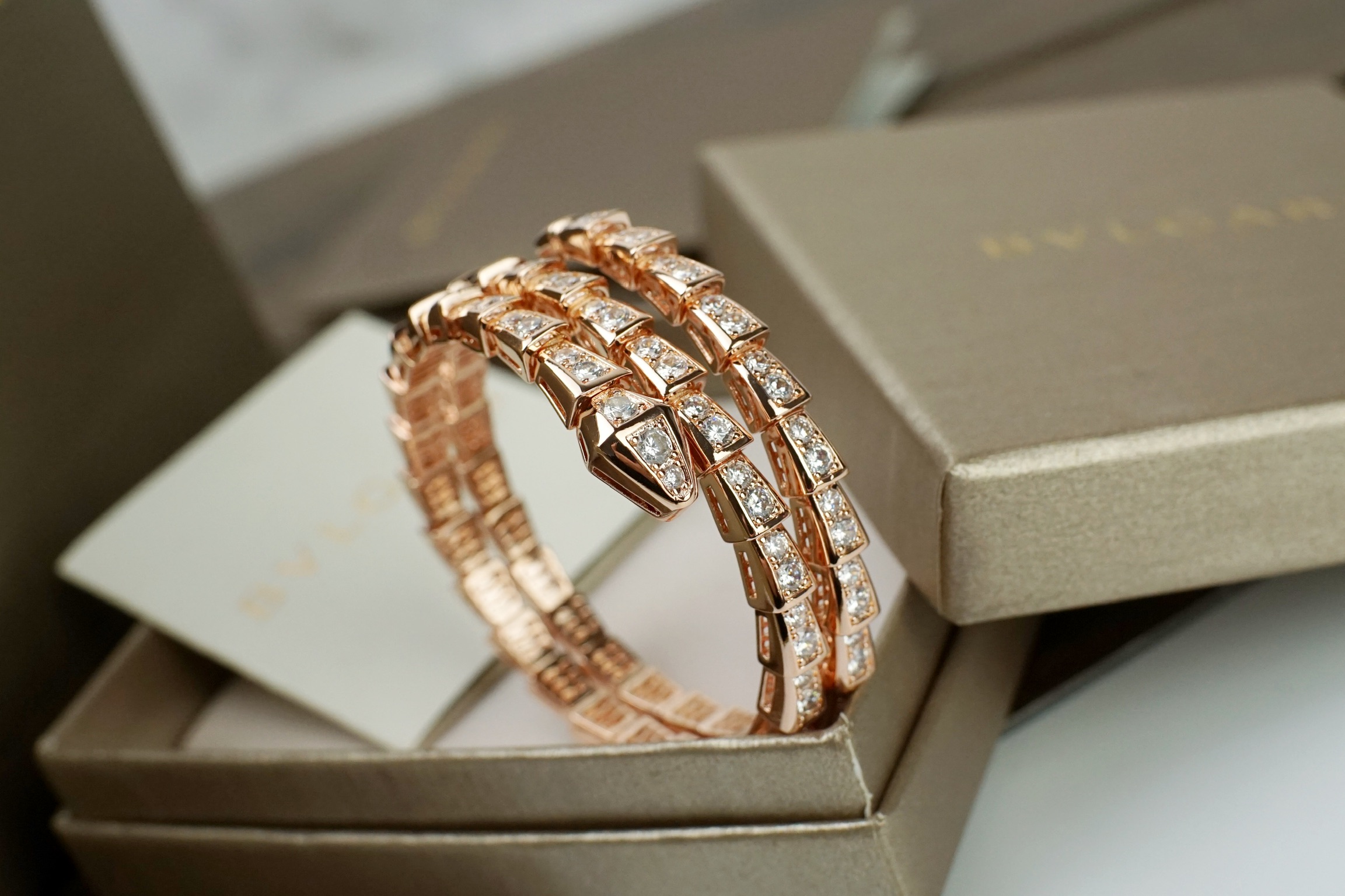 Bvlgari BVLGARI宝格丽双圈满钻蛇形手镯 ‼ 做工精细 创新设计 霸气的蛇形更显女人味