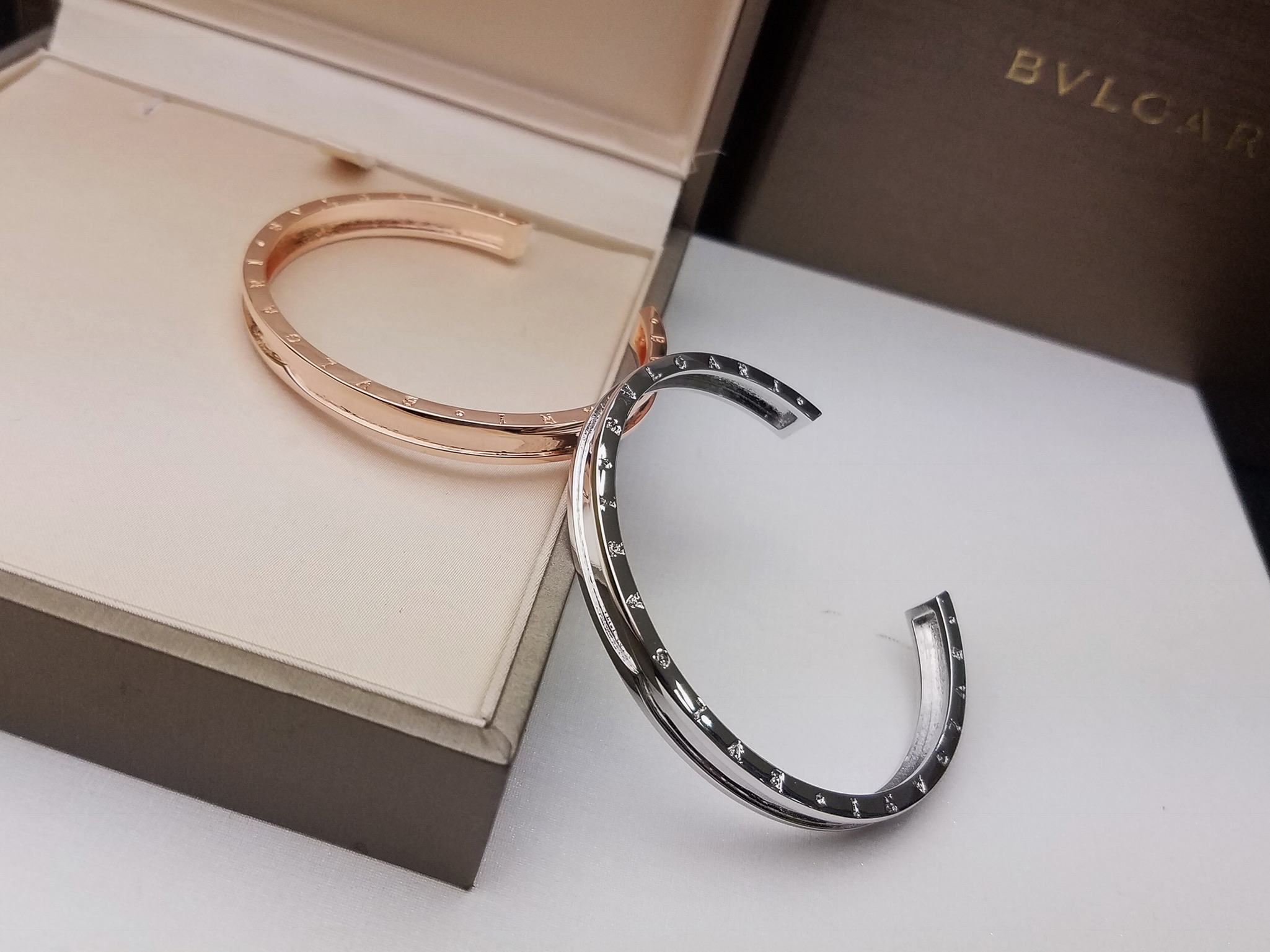 Bvlgari BVLGARI 宝格丽C型开口手镯 高端亚金材质 简约光面设计 百搭 玫瑰金白金两色