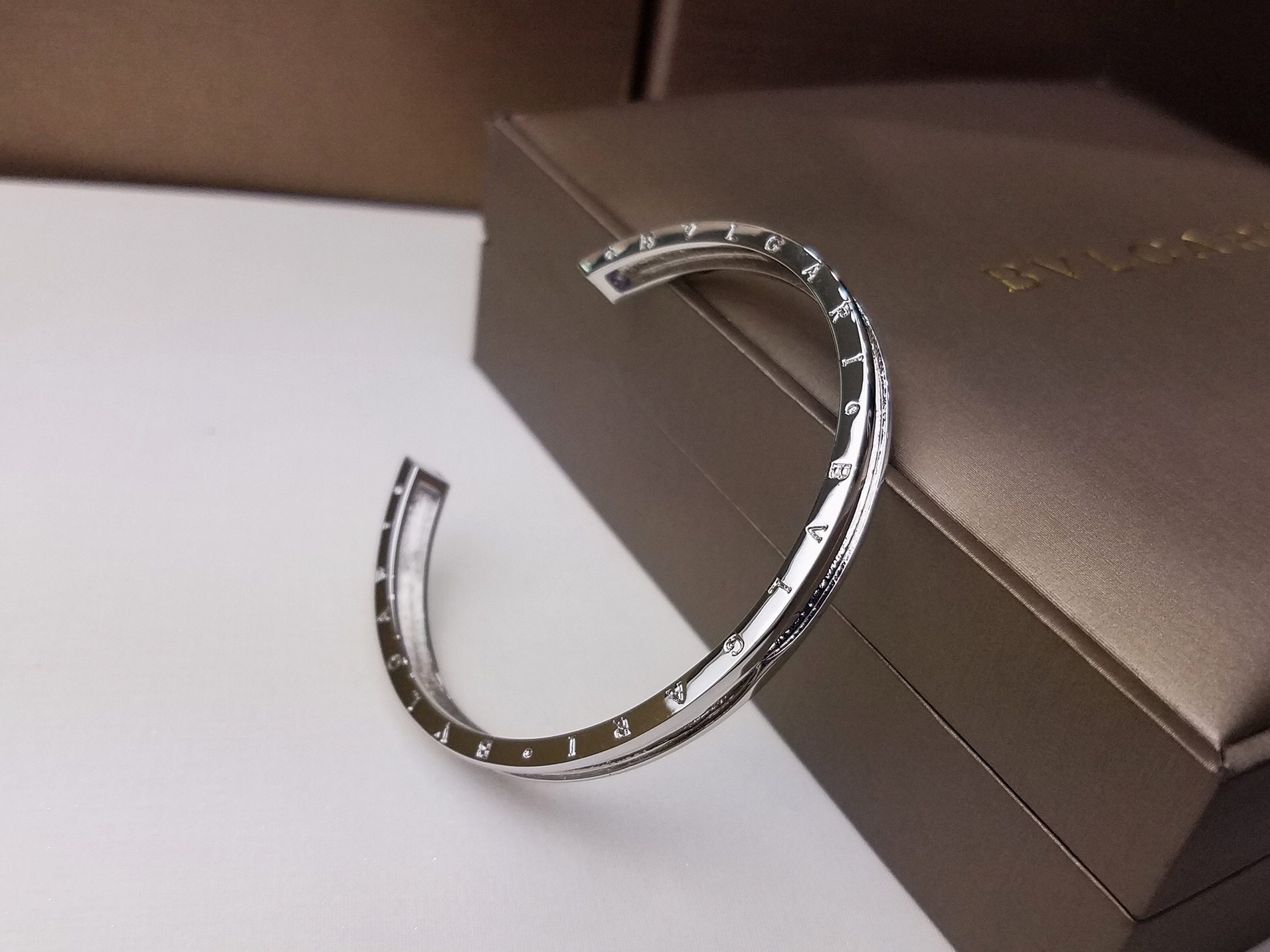 Bvlgari BVLGARI 宝格丽C型开口手镯 高端亚金材质 简约光面设计 百搭 玫瑰金白金两色