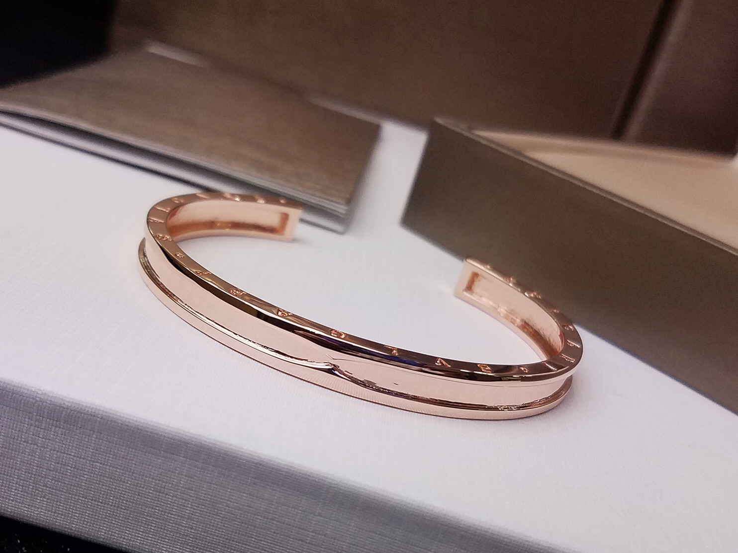 Bvlgari BVLGARI 宝格丽C型开口手镯 高端亚金材质 简约光面设计 百搭 玫瑰金白金两色