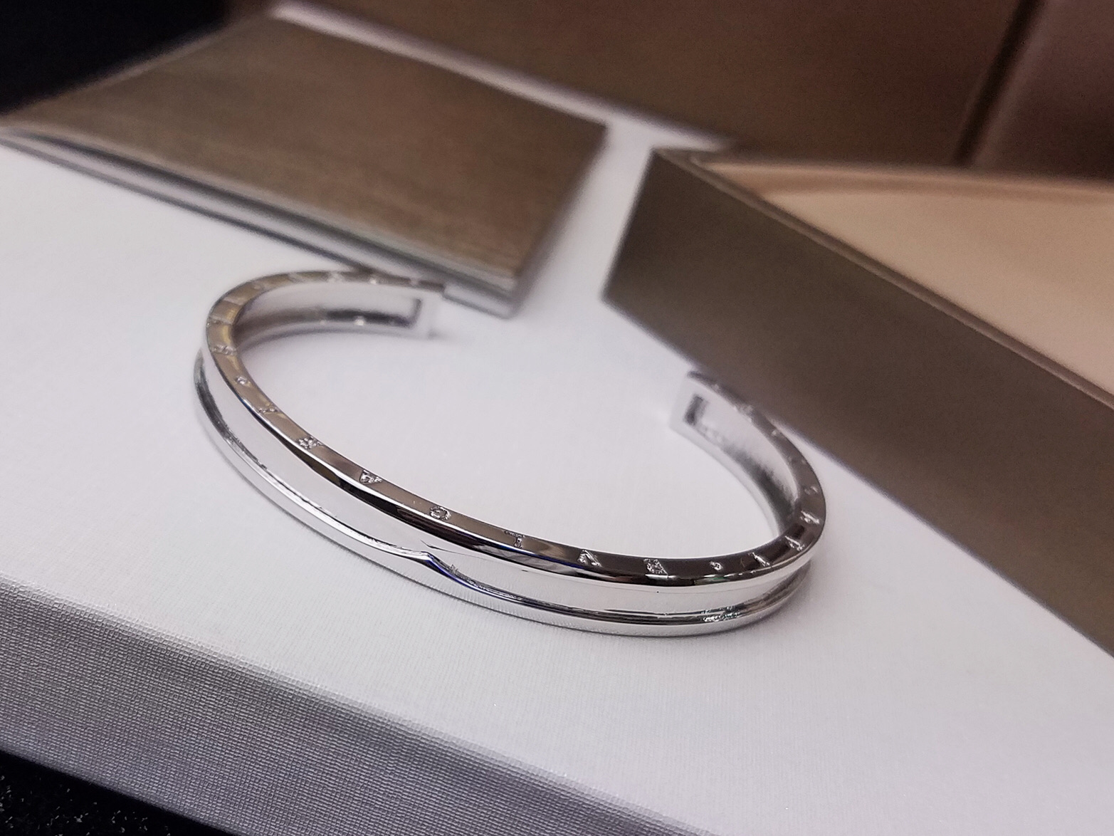 Bvlgari BVLGARI 宝格丽C型开口手镯 高端亚金材质 简约光面设计 百搭 玫瑰金白金两色