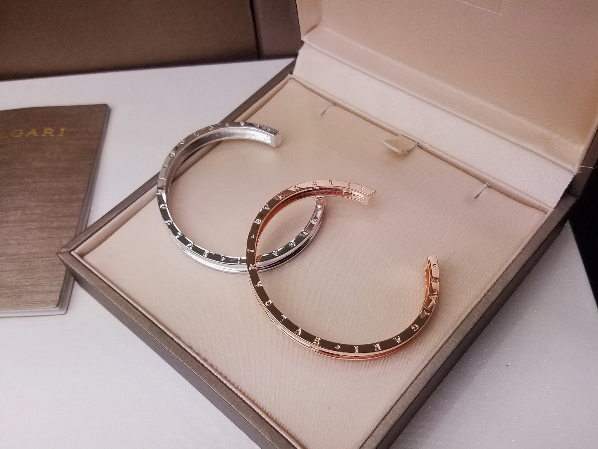 Bvlgari BVLGARI 宝格丽C型开口手镯 高端亚金材质 简约光面设计 百搭 玫瑰金白金两色