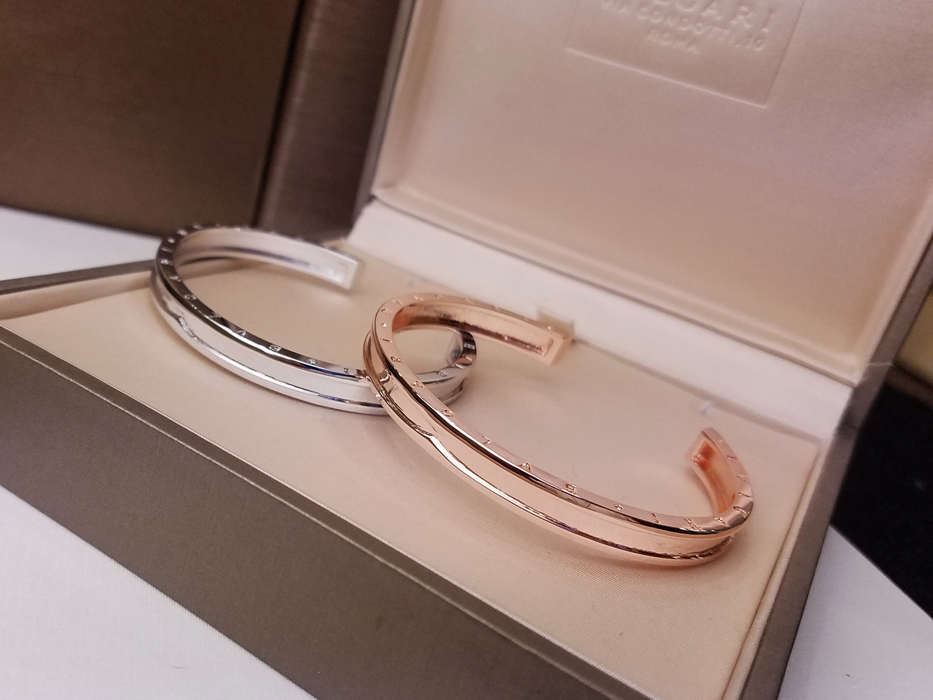 Bvlgari BVLGARI 宝格丽C型开口手镯 高端亚金材质 简约光面设计 百搭 玫瑰金白金两色