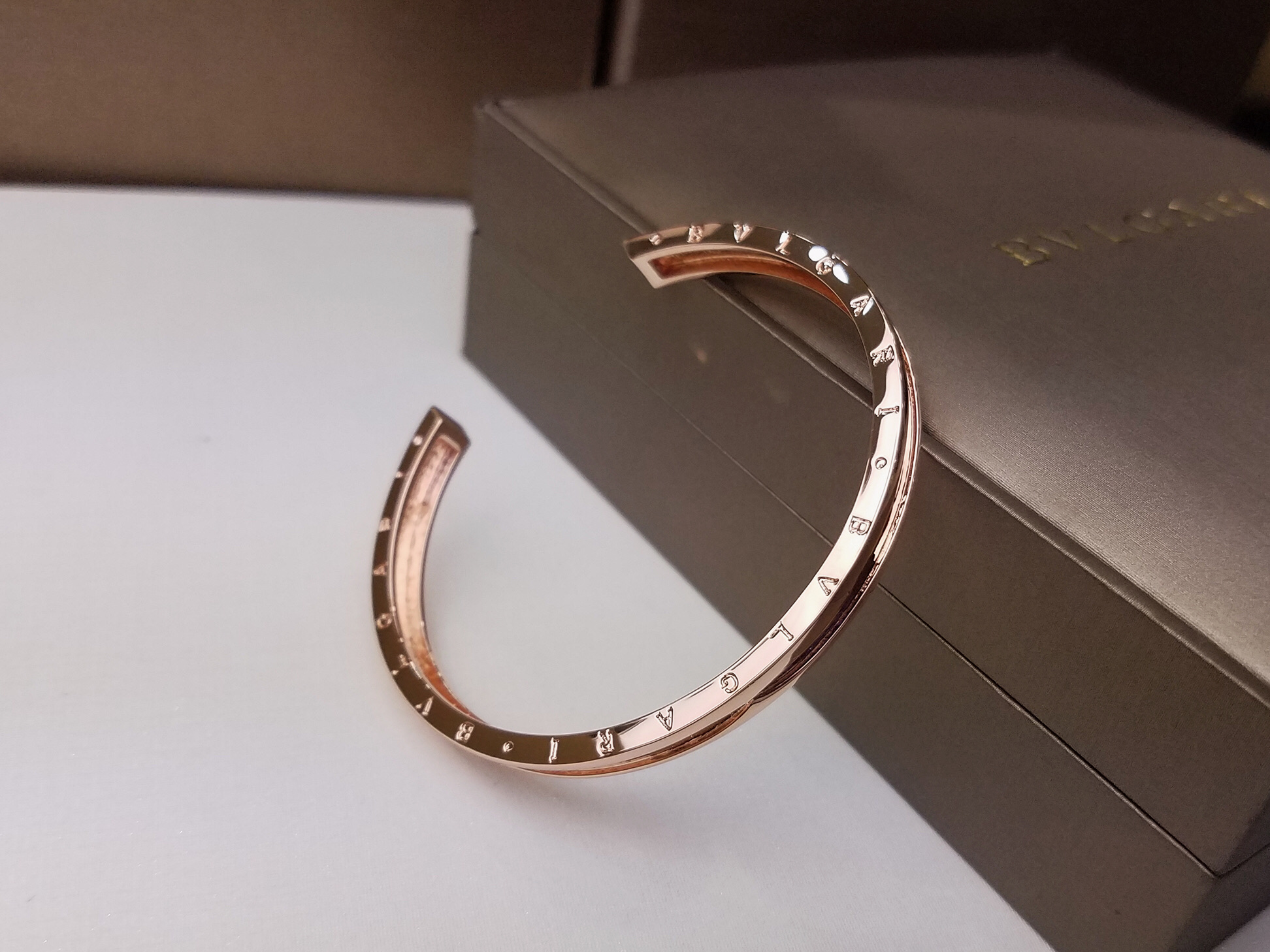 Bvlgari BVLGARI 宝格丽C型开口手镯 高端亚金材质 简约光面设计 百搭 玫瑰金白金两色