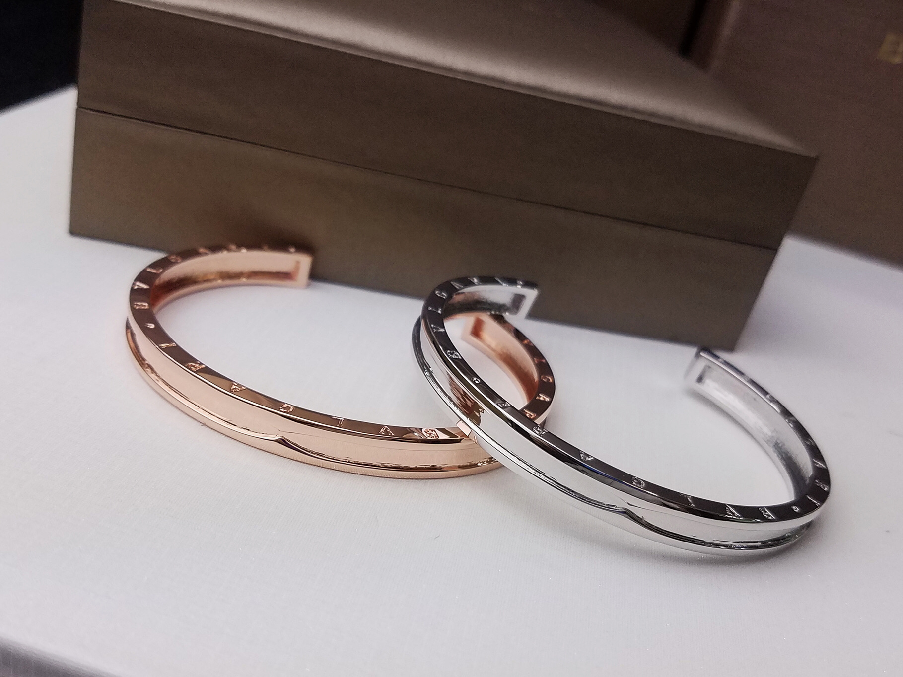 Bvlgari BVLGARI 宝格丽C型开口手镯 高端亚金材质 简约光面设计 百搭 玫瑰金白金两色