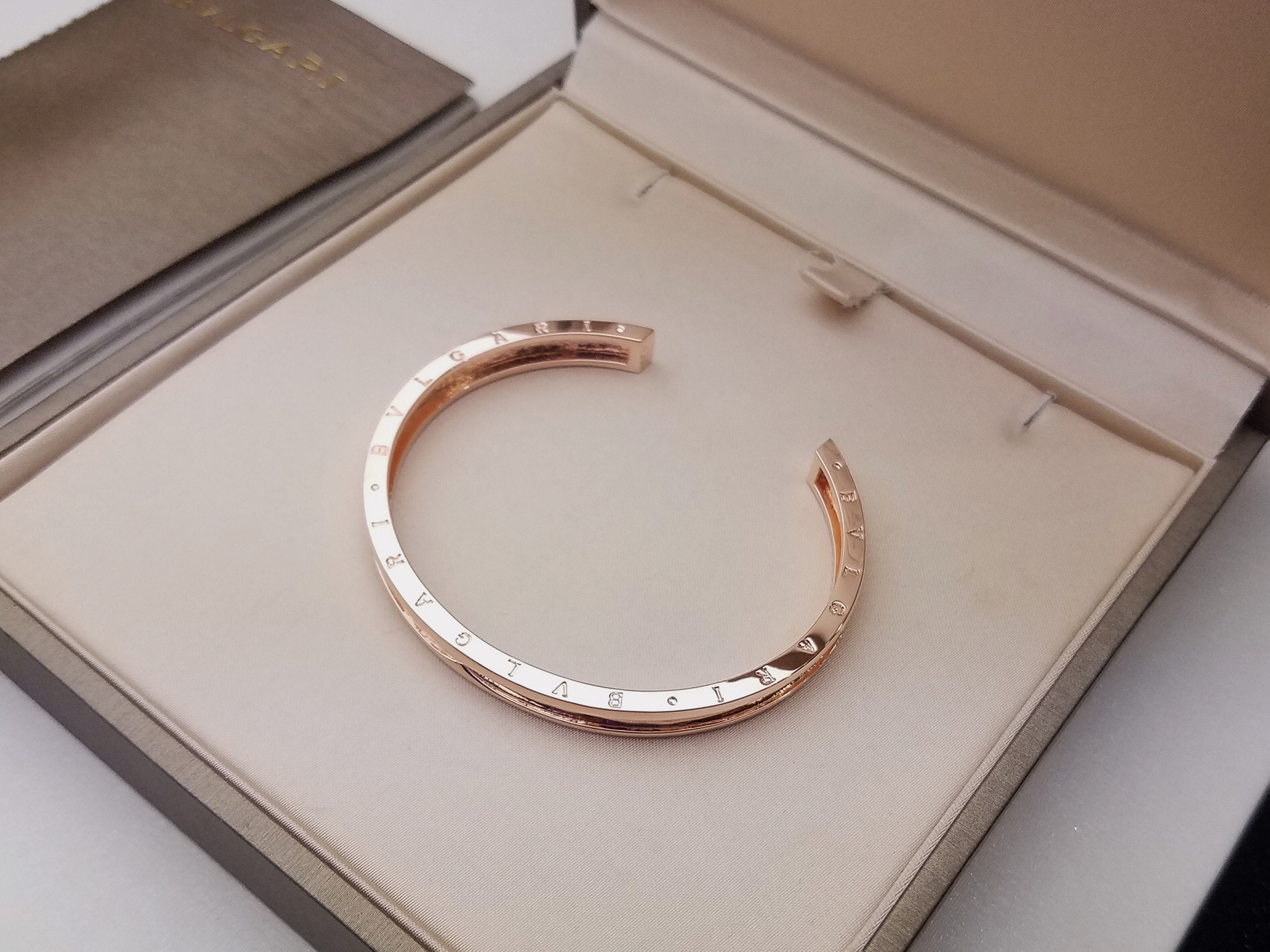 Bvlgari BVLGARI 宝格丽C型开口手镯 高端亚金材质 简约光面设计 百搭 玫瑰金白金两色