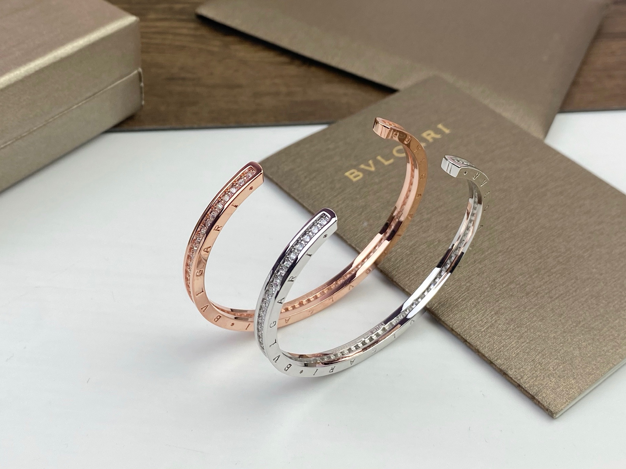 Bvlgari BVLGARI 宝格丽C型开口带钻手镯 高端亚金材质 个性十足 百搭。玫瑰金白金两色