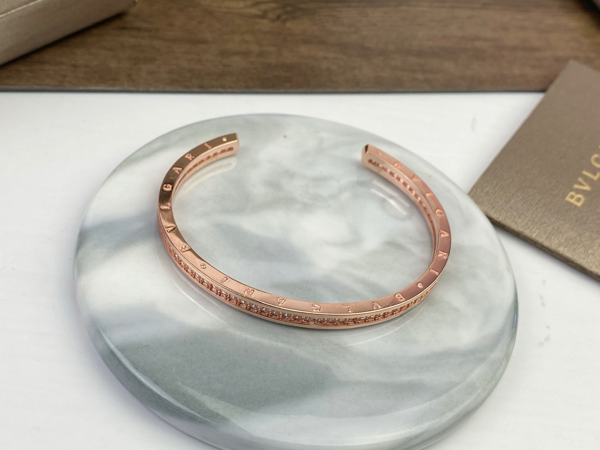 Bvlgari BVLGARI 宝格丽C型开口带钻手镯 高端亚金材质 个性十足 百搭。玫瑰金白金两色