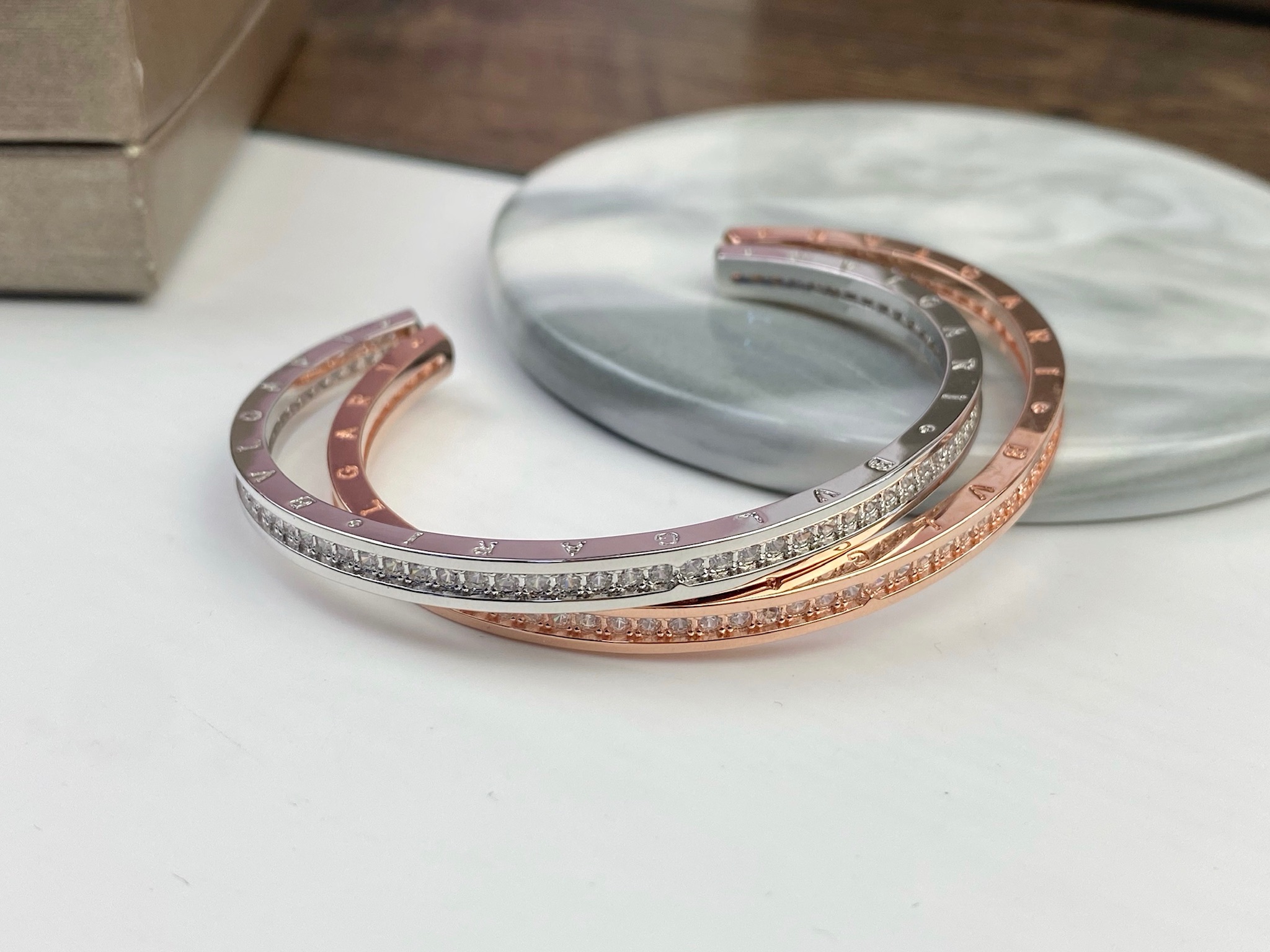 Bvlgari BVLGARI 宝格丽C型开口带钻手镯 高端亚金材质 个性十足 百搭。玫瑰金白金两色