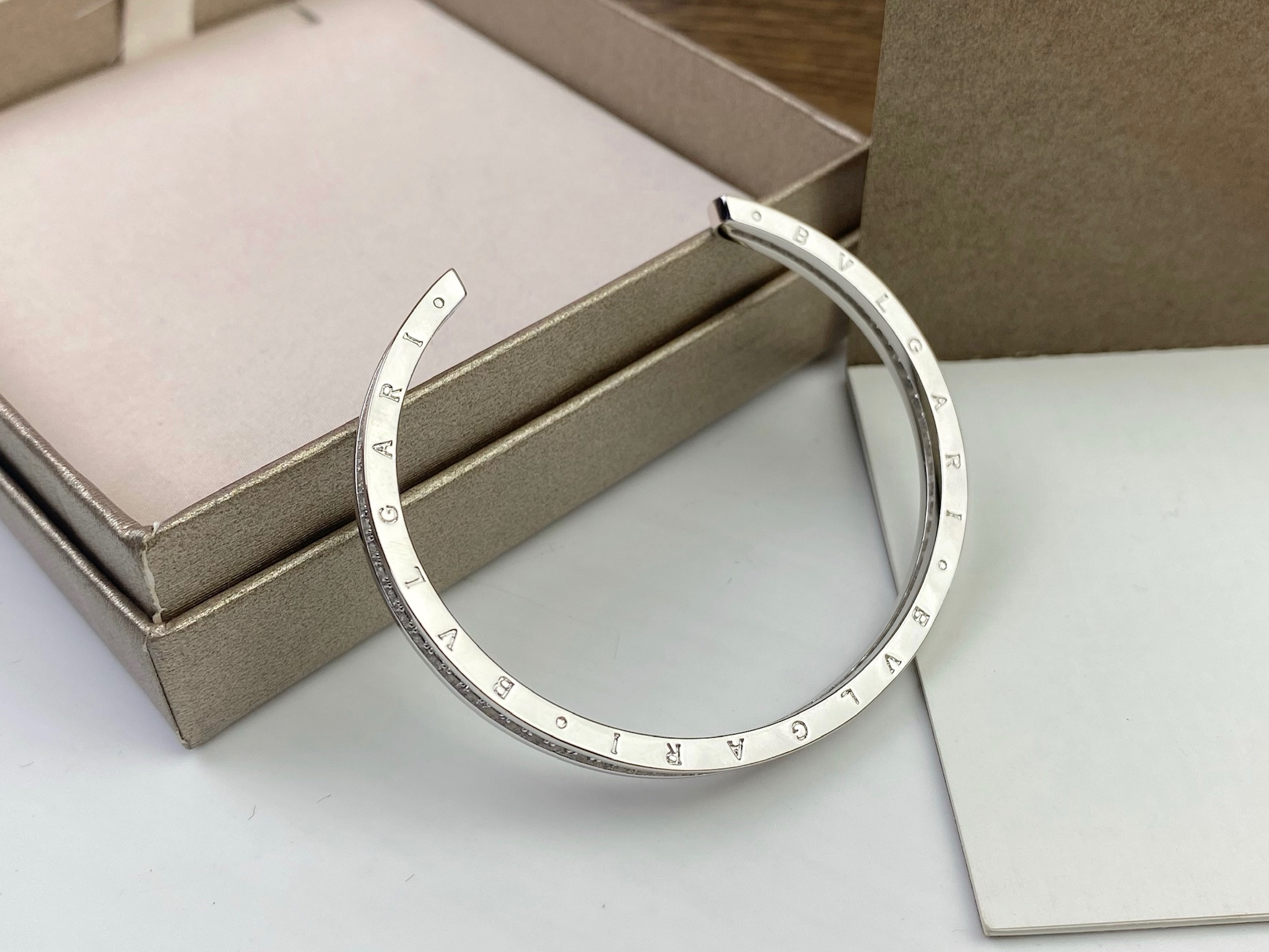 Bvlgari BVLGARI 宝格丽C型开口带钻手镯 高端亚金材质 个性十足 百搭。玫瑰金白金两色