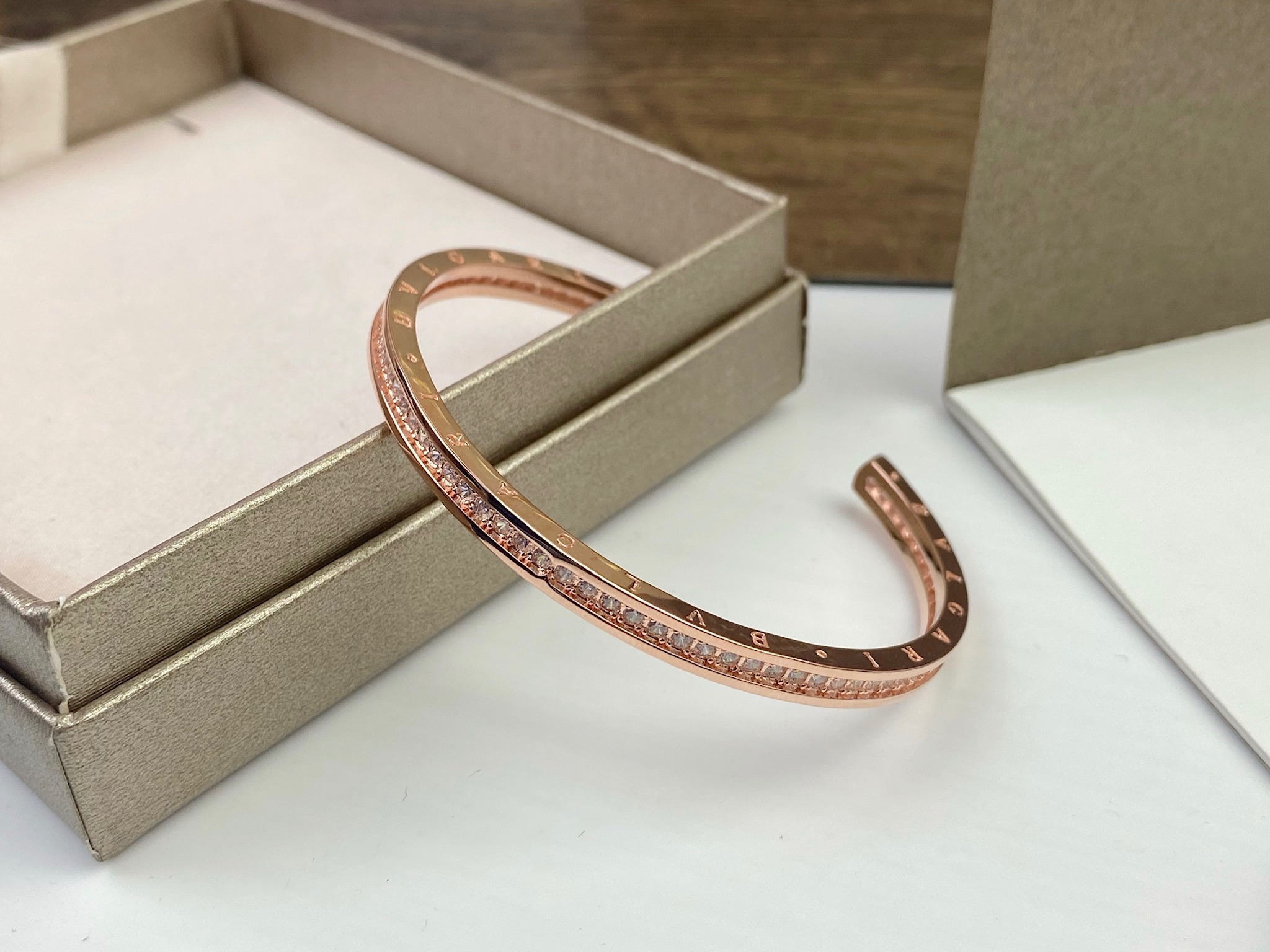 Bvlgari BVLGARI 宝格丽C型开口带钻手镯 高端亚金材质 个性十足 百搭。玫瑰金白金两色