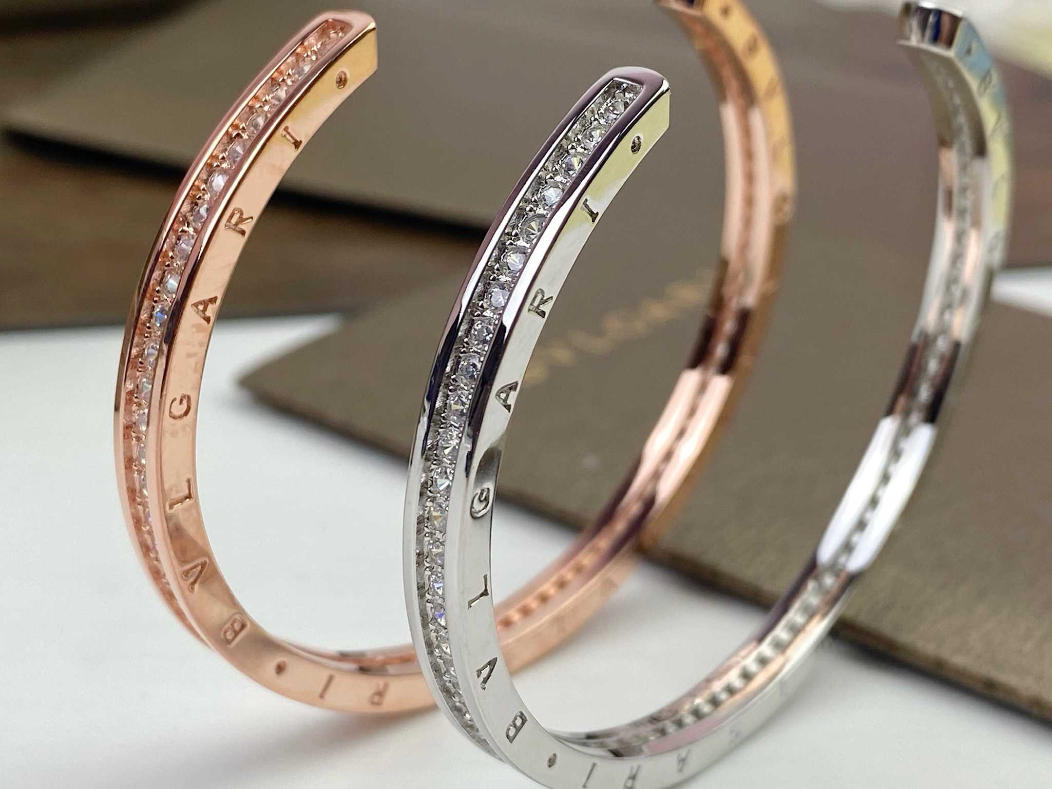 Bvlgari BVLGARI 宝格丽C型开口带钻手镯 高端亚金材质 个性十足 百搭。玫瑰金白金两色