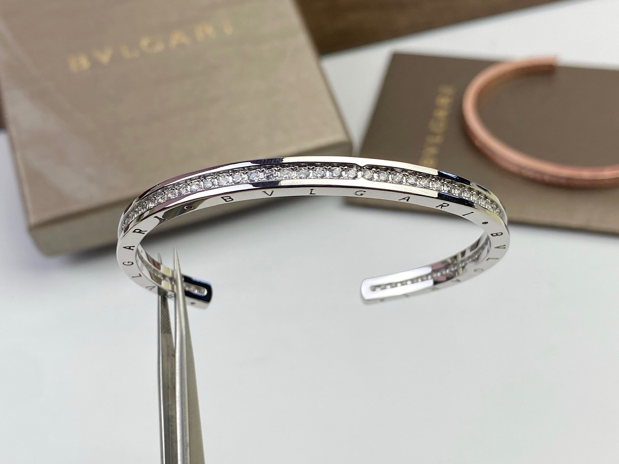 Bvlgari BVLGARI 宝格丽C型开口带钻手镯 高端亚金材质 个性十足 百搭。玫瑰金白金两色