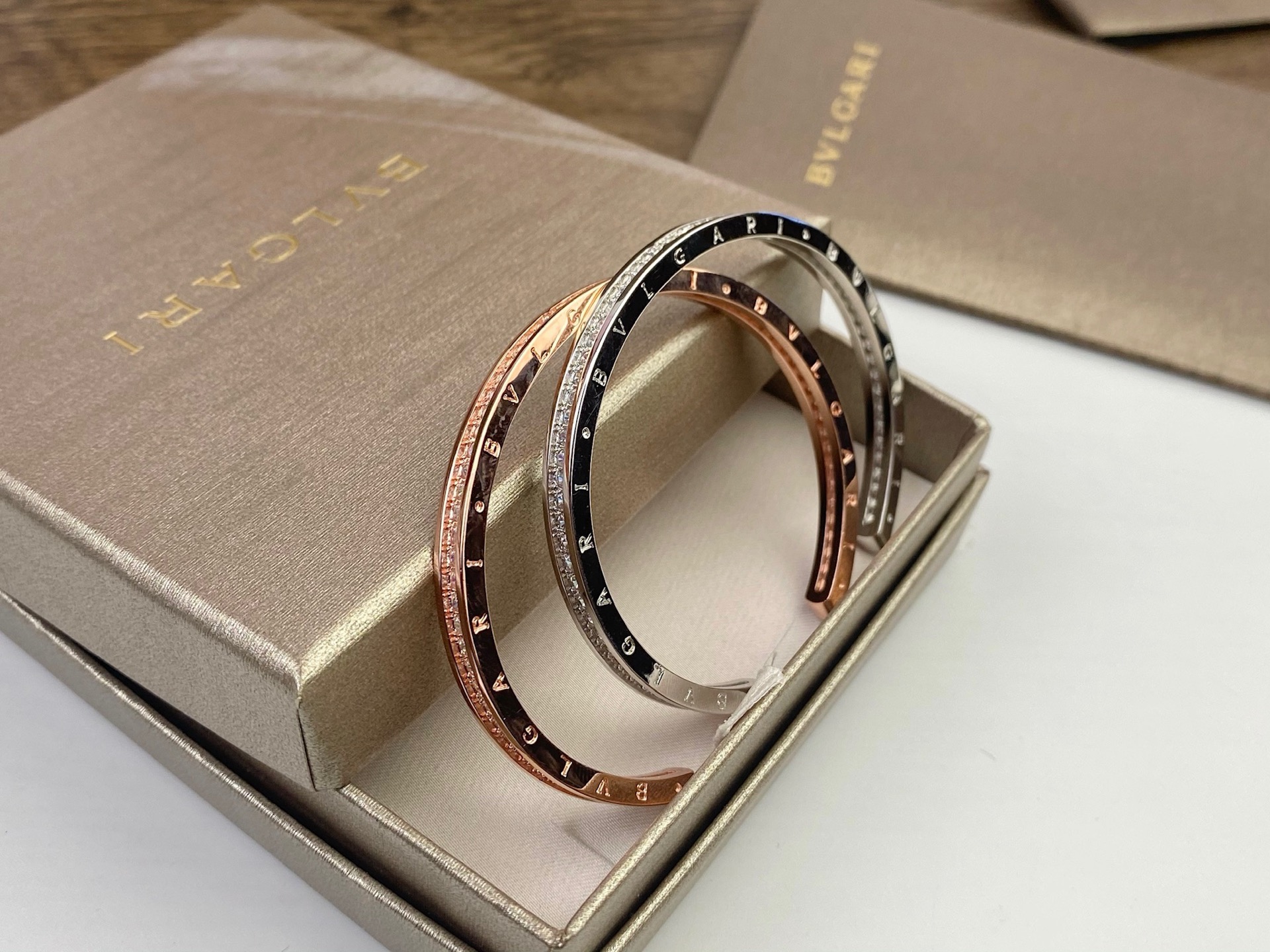 Bvlgari BVLGARI 宝格丽C型开口带钻手镯 高端亚金材质 个性十足 百搭。玫瑰金白金两色