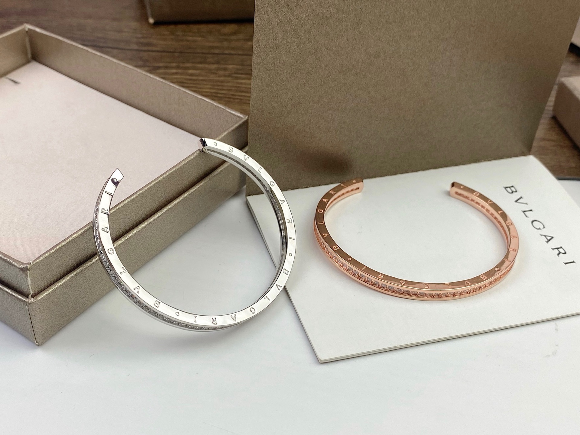 Bvlgari BVLGARI 宝格丽C型开口带钻手镯 高端亚金材质 个性十足 百搭。玫瑰金白金两色