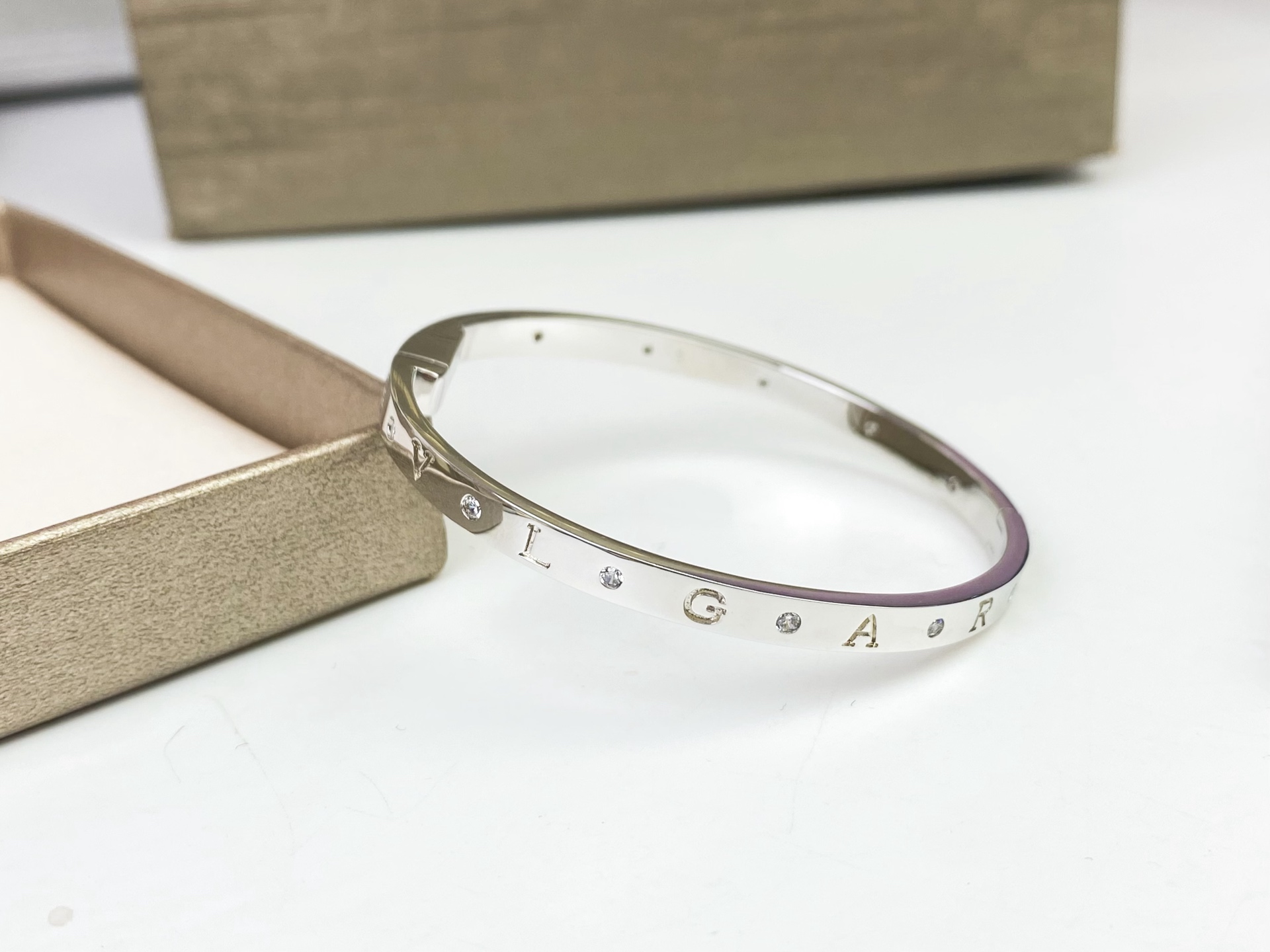 Bvlgari BVLGARI宝格丽字母间钻手镯